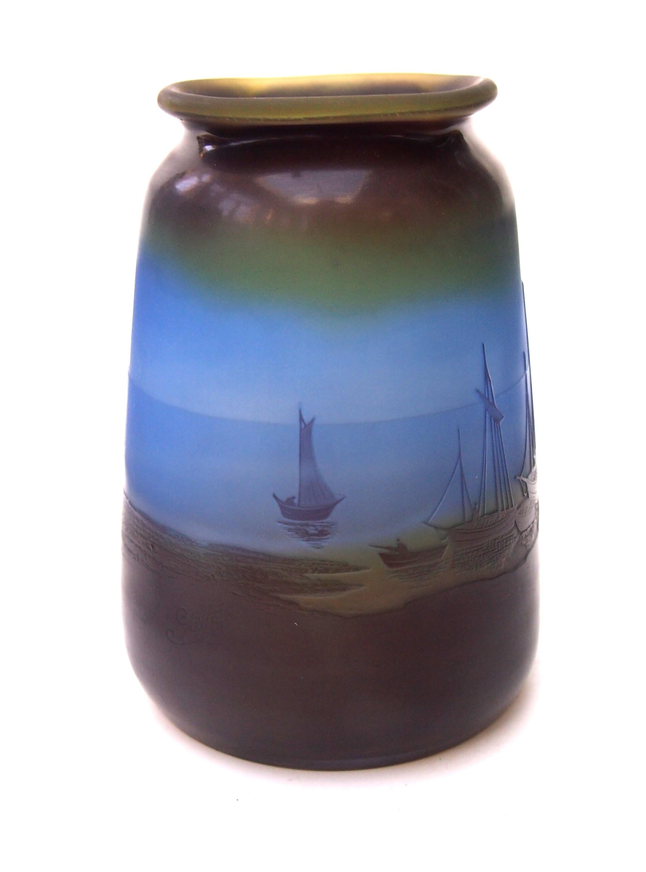 Français Emile Galle-The Bretton Fishing Fleet - Vase signé en verre camée exceptionnellement rare en vente