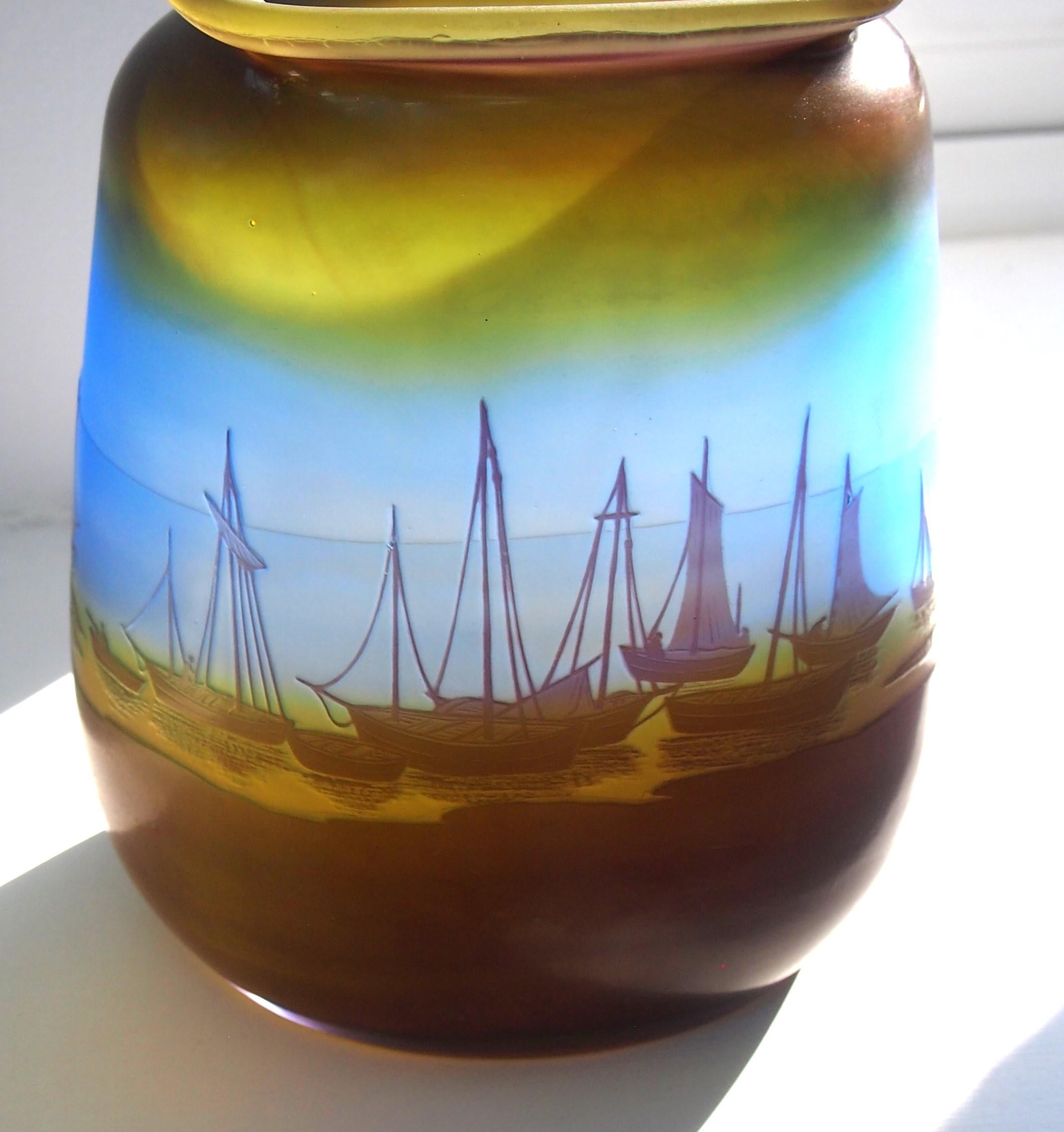 Außergewöhnlich seltene signierte Kamee-Vase aus Glas, Emile Galle-The Bretton Fishing Fleet im Angebot 1
