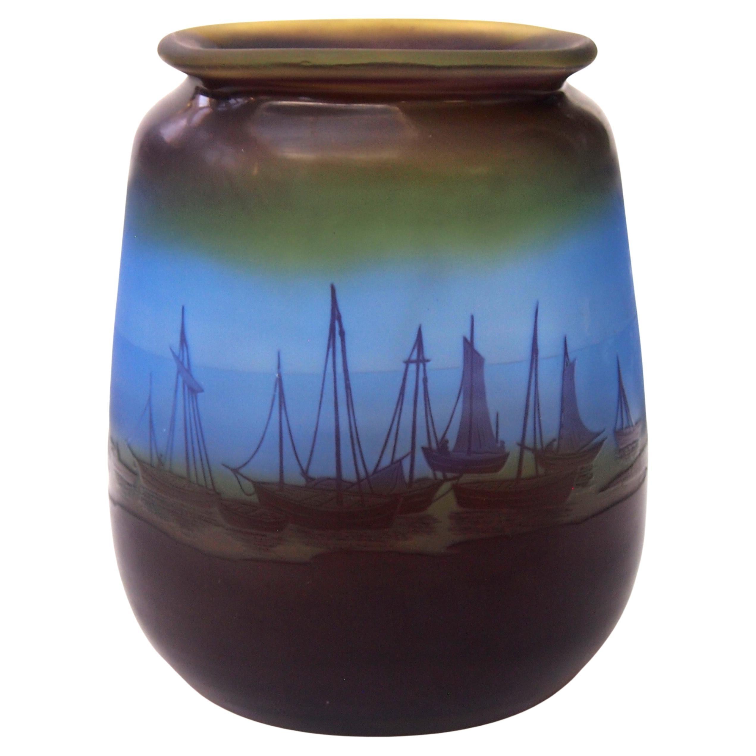 Außergewöhnlich seltene signierte Kamee-Vase aus Glas, Emile Galle-The Bretton Fishing Fleet im Angebot