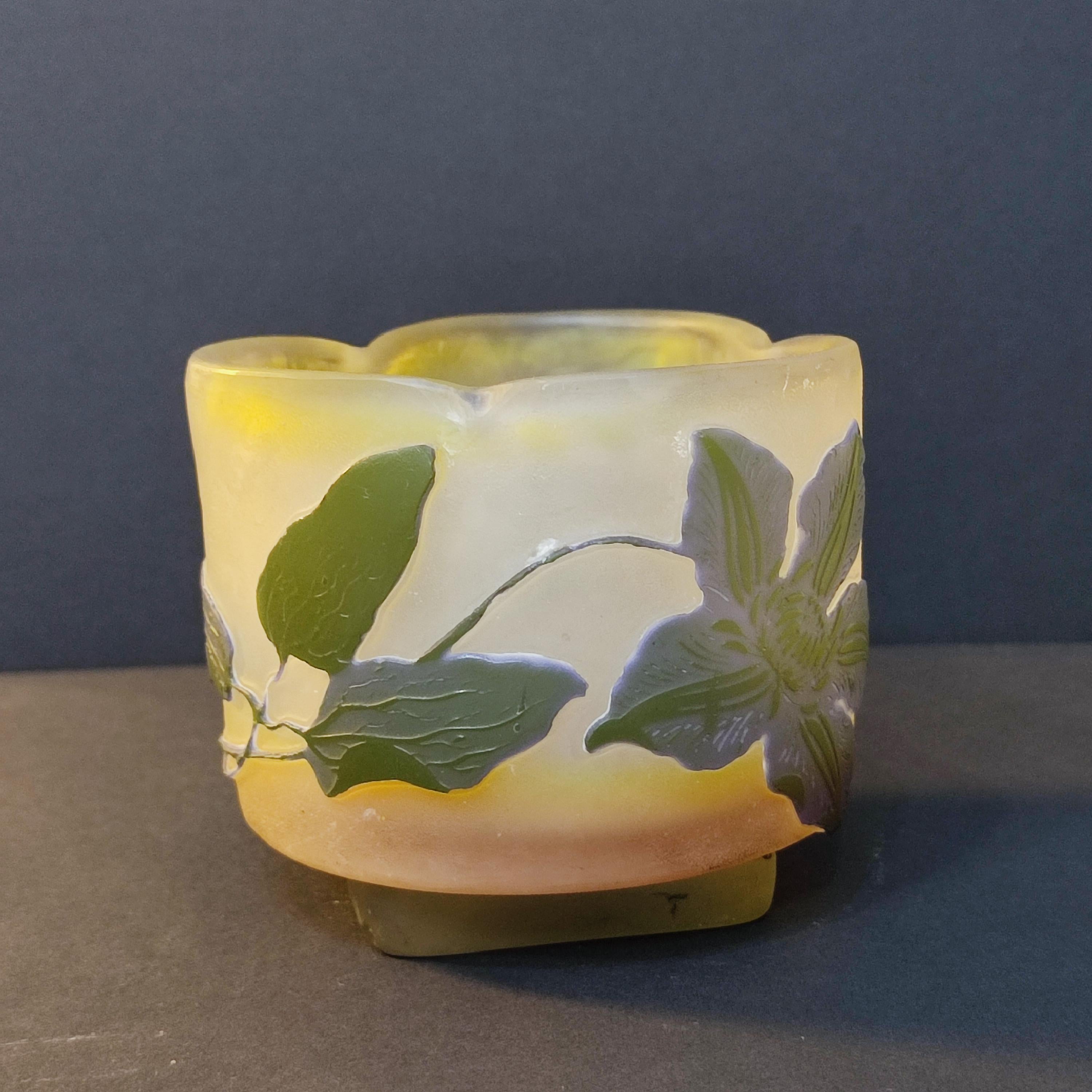 Rare et exquis vase/bol en verre camée trilobe d'Emile Gallé  intitulée 