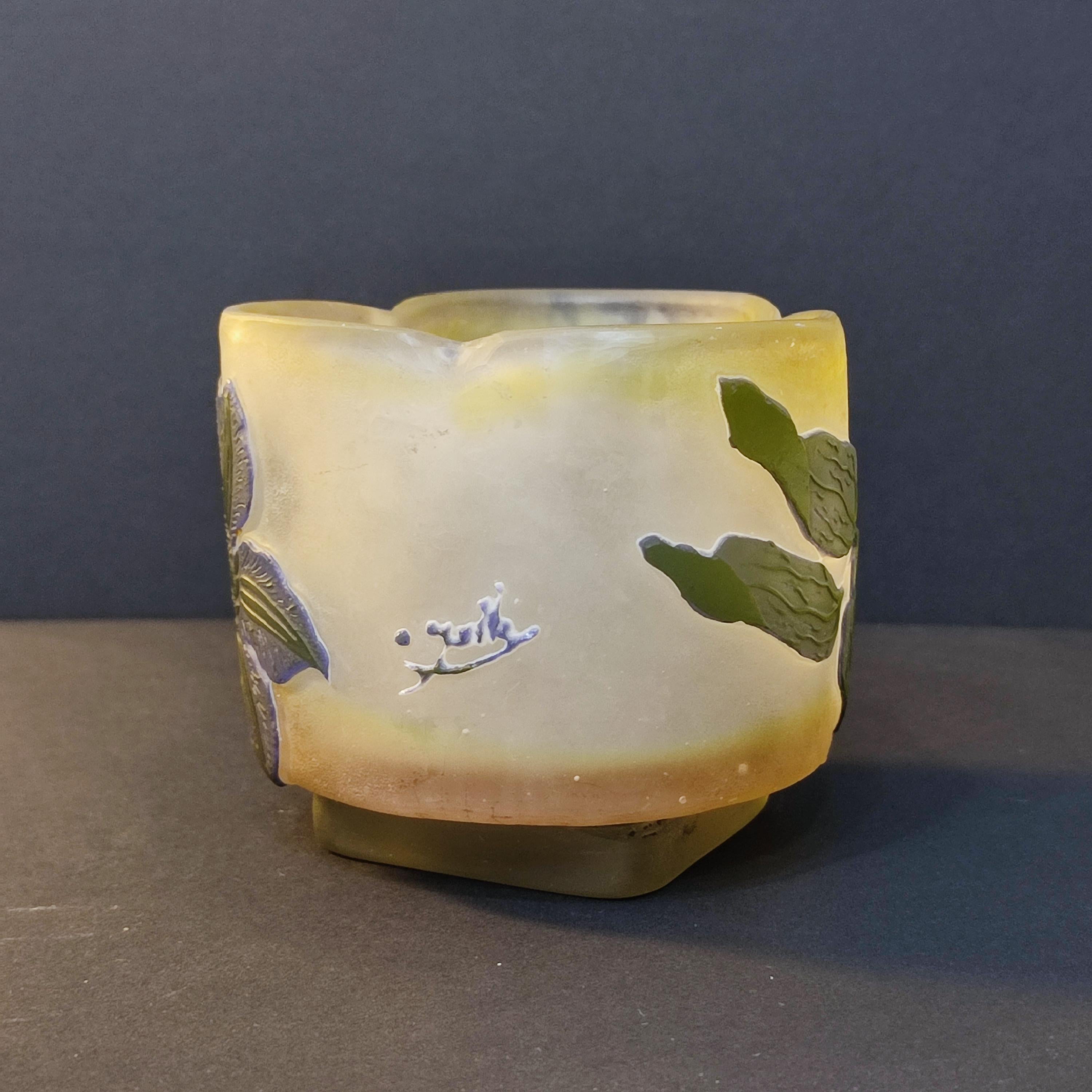 Buriné Vase 