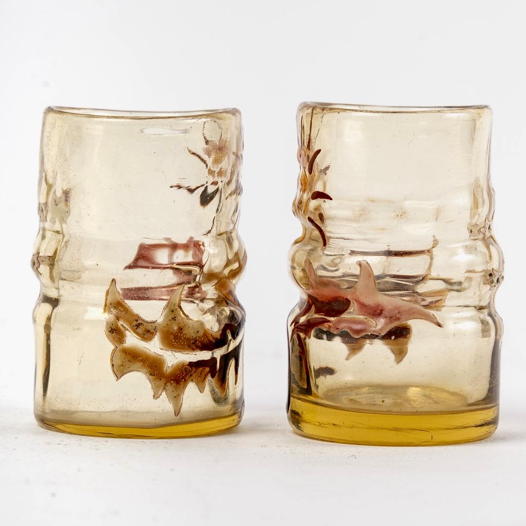 Set of two sake liquor glasses made in yellow glass with design of enamelled thistles.
Signature under each glass.

Perfect condition.

Measure: height: 5cm.