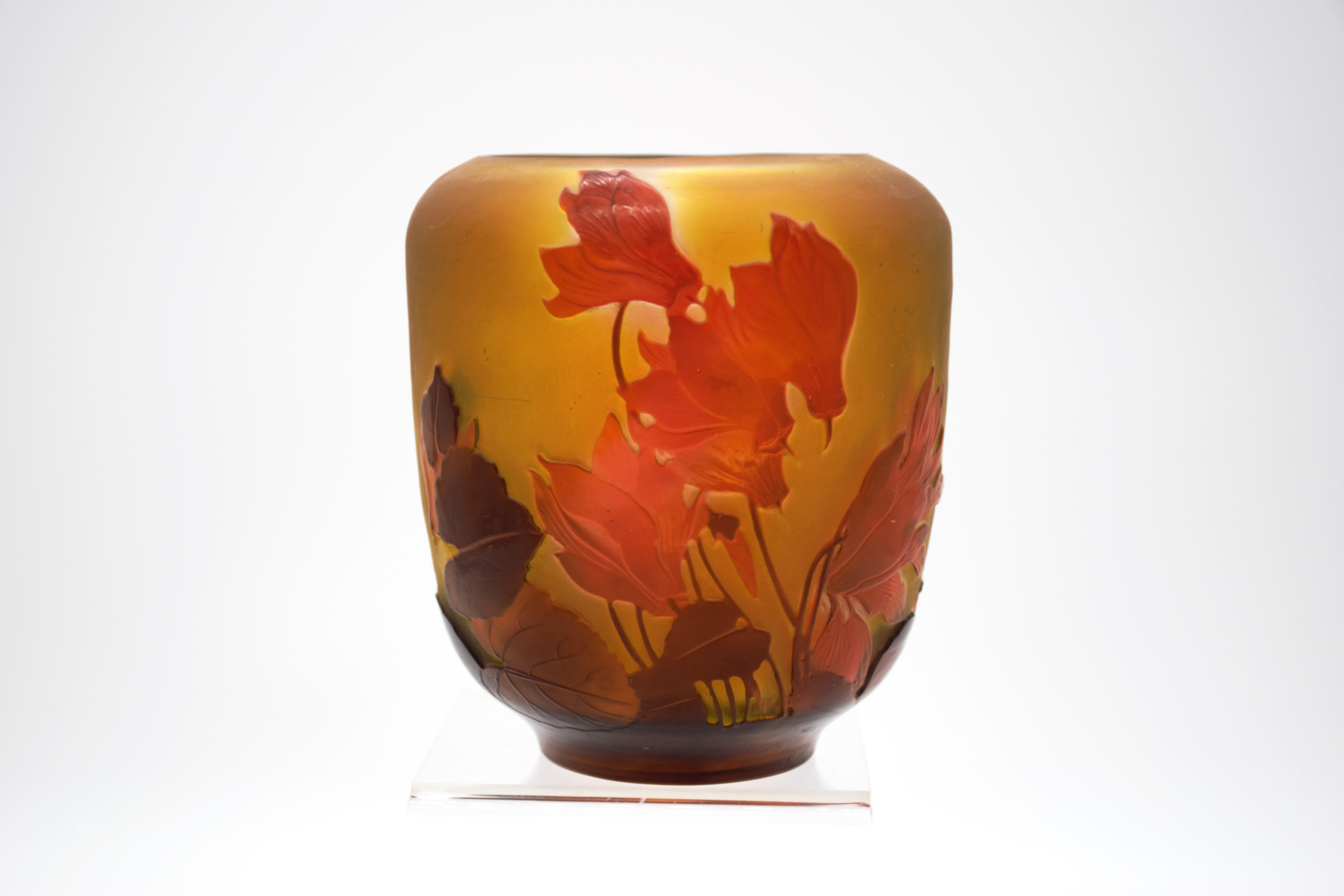 Un joli vase en verre camée de la fin du 19e siècle, de forme basse mais large, taillé avec des fleurs de cyclamen rouges décoratives sur un fond jaune chaud, avec d'excellents détails et couleurs finis à la main, signé Gallé en camée, ce vase est