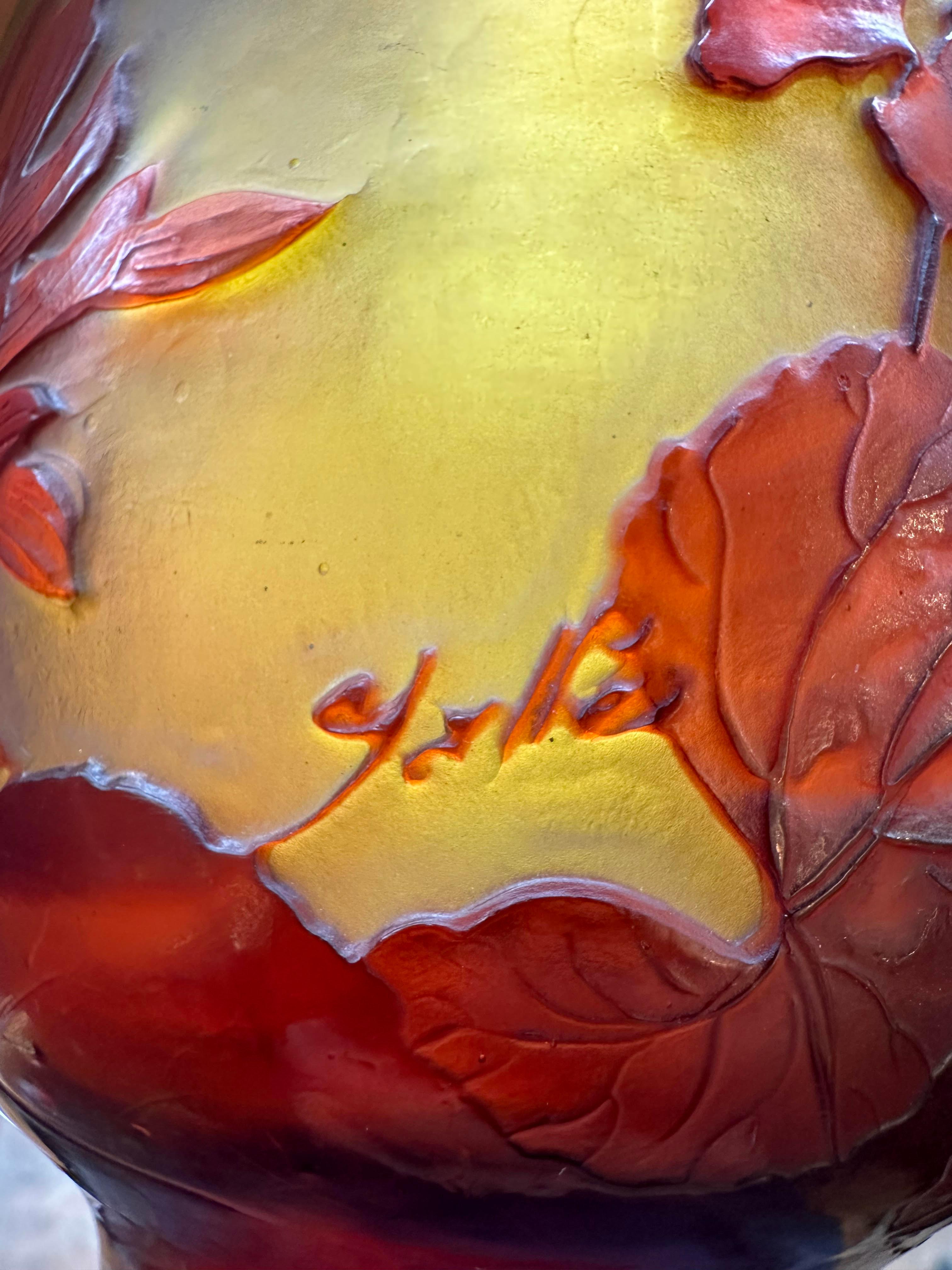 Buriné ÉMILE GALLÉ   Vase, circa 1900, verre camaïeu incrusté de fleurs de cyclamen rouges