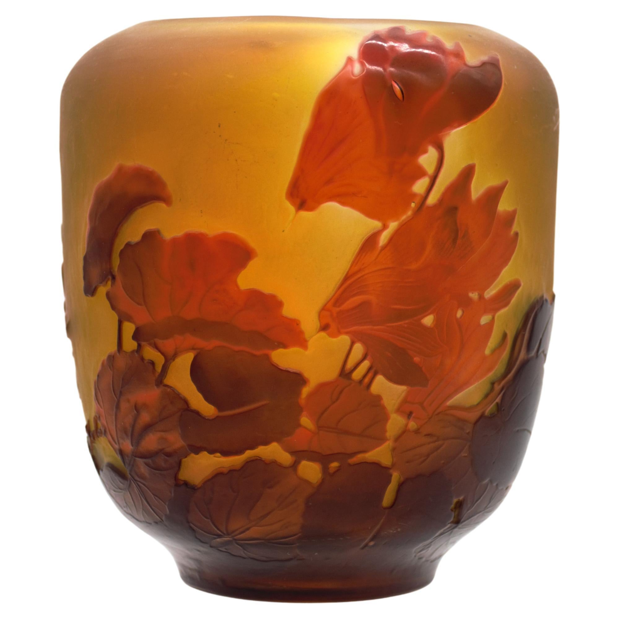 ÉMILE GALLÉ   Vase, circa 1900, verre camaïeu incrusté de fleurs de cyclamen rouges