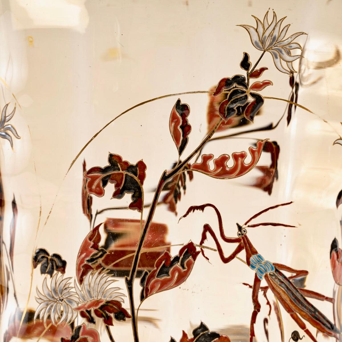Vase Cristallerie made in smoked glass decorated with a praying mantis in foliages.
Signature under the base.

Perfect condition. Superb enamel !

Measures: height: 31.5 cm
diameter: 23 cm.