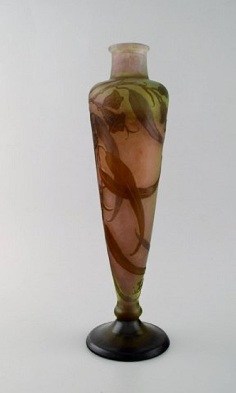 Emile Gallé vase in frosted and overlaid brown art glass carved with motifs in the form of flowers and leaves, circa 1910.
In very good condition.
Measures: 38 x 11.5 cm.
Signed: Gallé with a star. After 1904.
