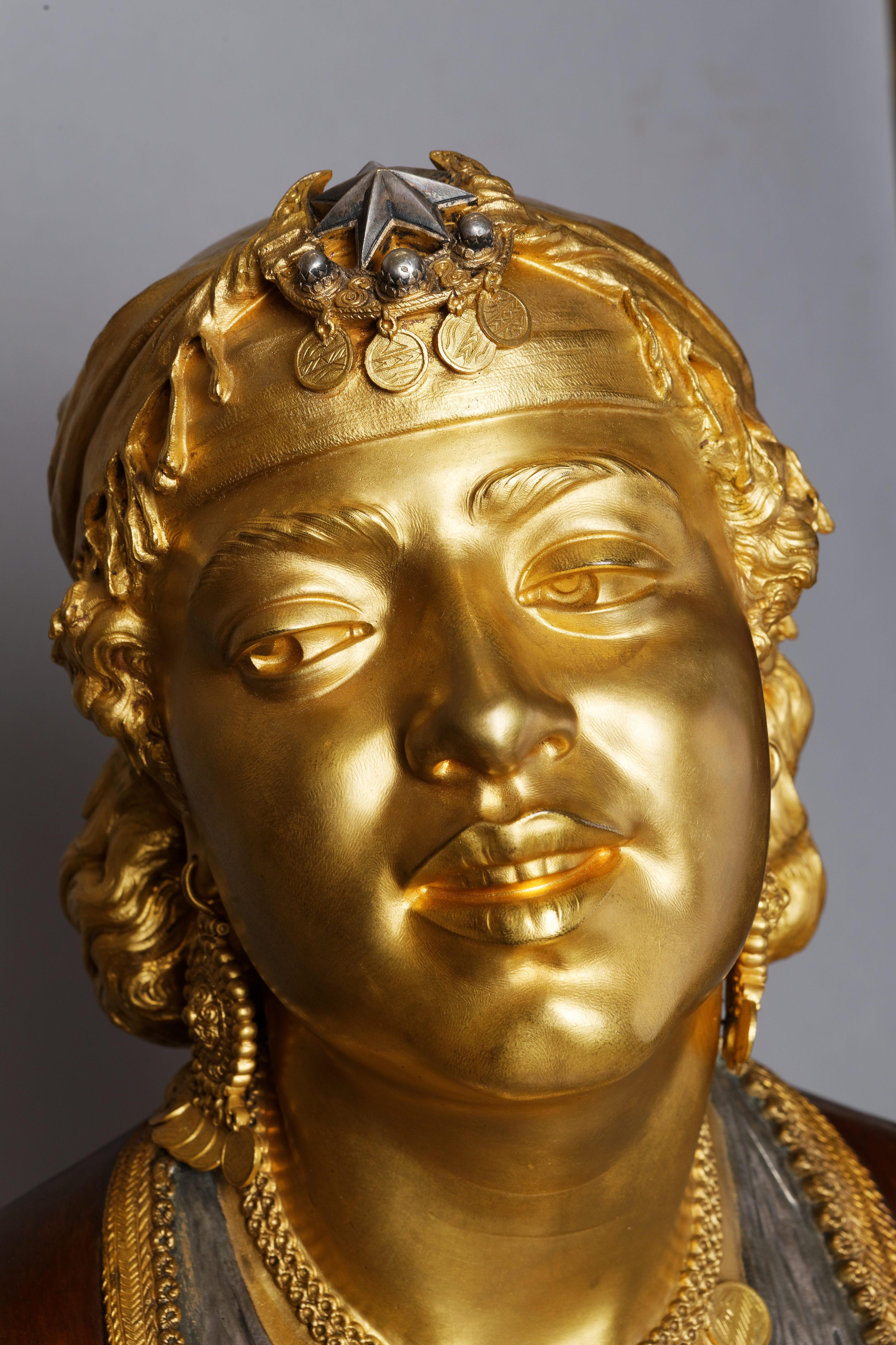 Büste einer orientalischen Frau
von Emile GUILLEMIN (1841-1907)
Orientalische Bronzeskulptur mit dreifacher Patina, vergoldet, dunkelrotbraun und versilbert.

Frankreich
um 1880
Gesamthöhe 63 cm

Biographie :
Emile-Coriolan Guillemin (1841-1907) war
