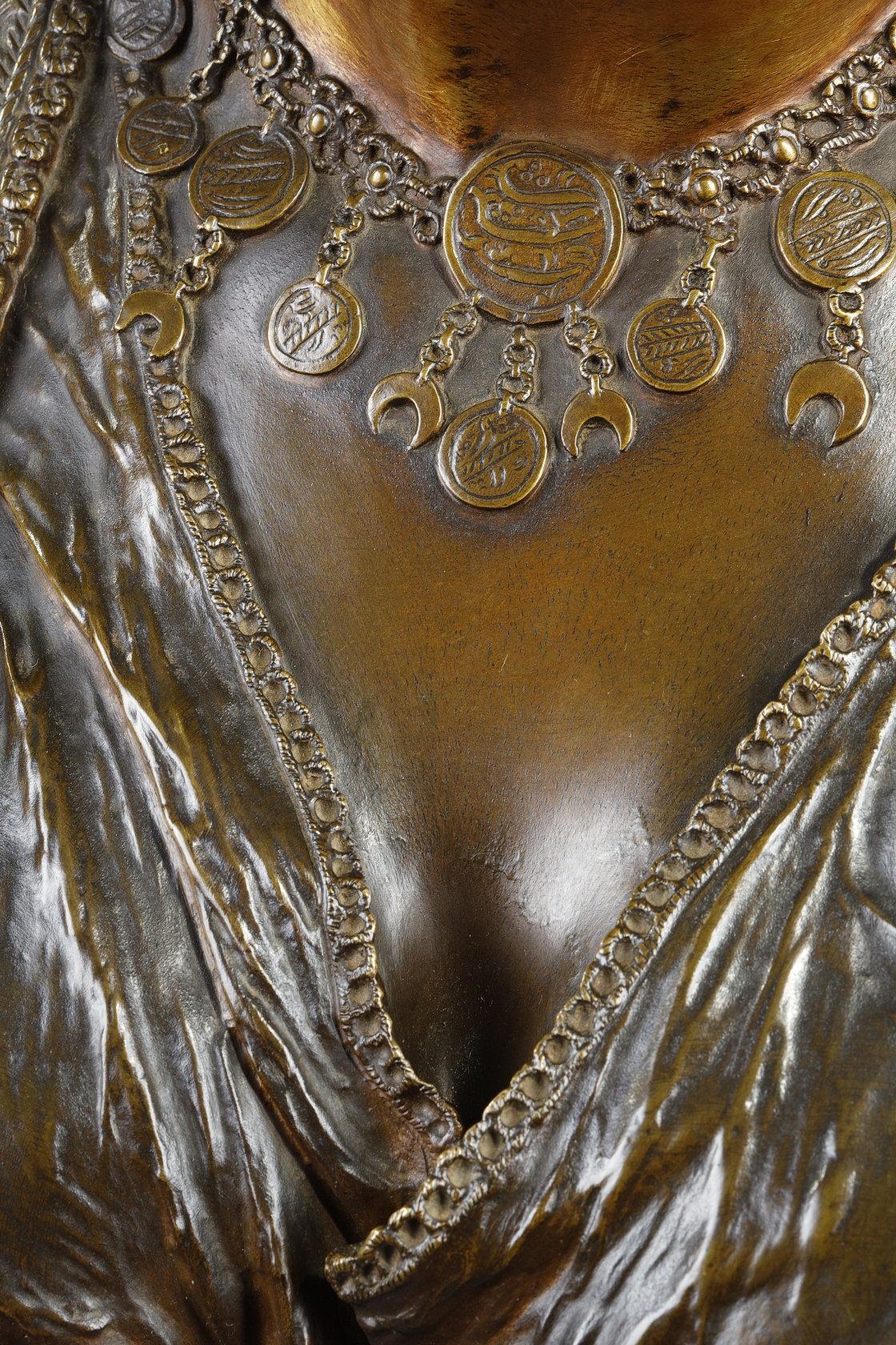 Bust of an Oriental Woman
by Emile GUILLEMIN (1841-1907)

Orientalist bronze sculpture with dual nuanced patina.
old period cast
Raised on its original red marble base.

Signed on the left shoulder 