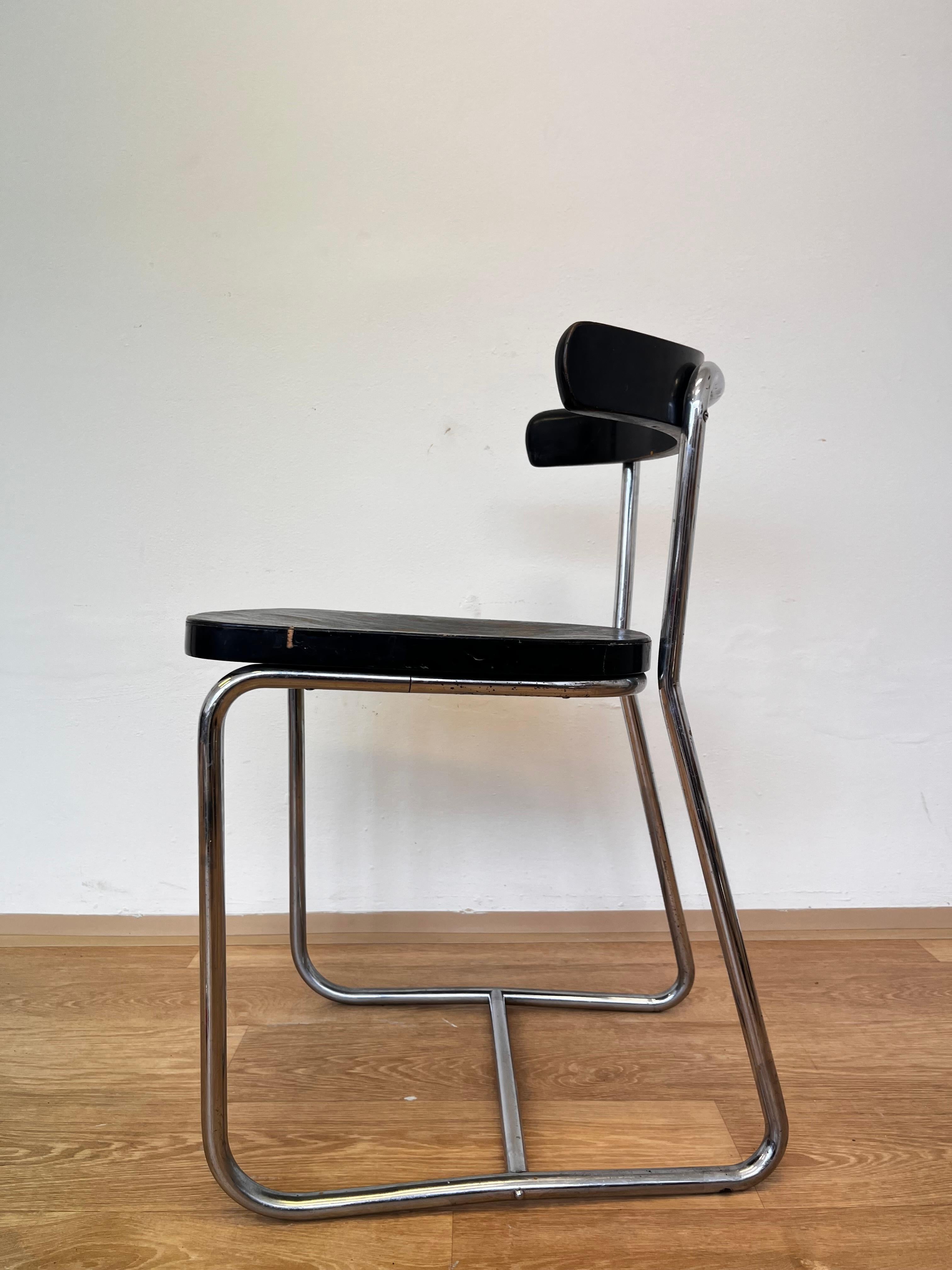 - 1930s
- marcado por el fabricante
- cromo en muy buen estado con pátina
- tornillos originales
- pieza rara y antigua, coleccionable
- color negro original
- pequeño agujero en el asiento 
jr
