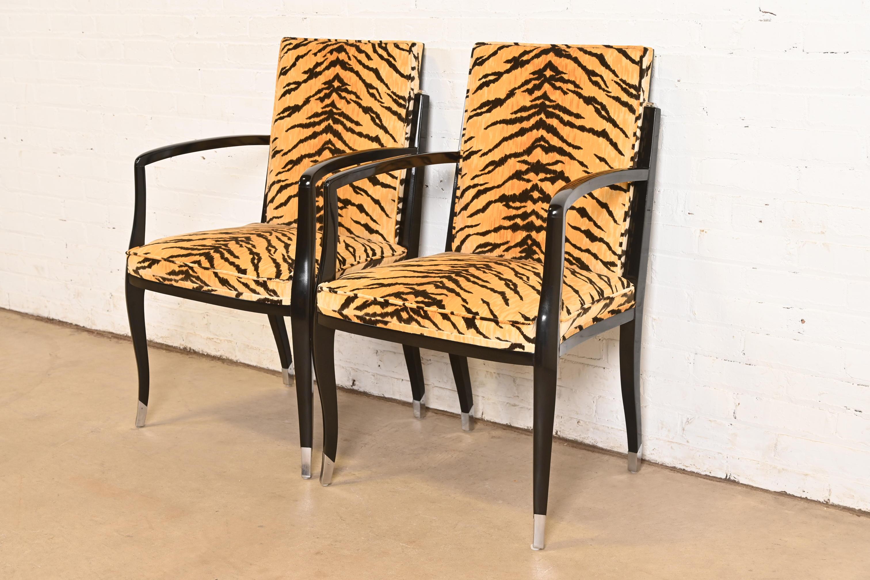 Exceptionnelle paire de fauteuils club ou de fauteuils de salle à manger Art déco français

À la manière d'Émile-Jacques Ruhlmann

France, Vers la fin du 20e siècle

Cadres sculpturaux en acajou laqué noir, avec un magnifique revêtement imprimé
