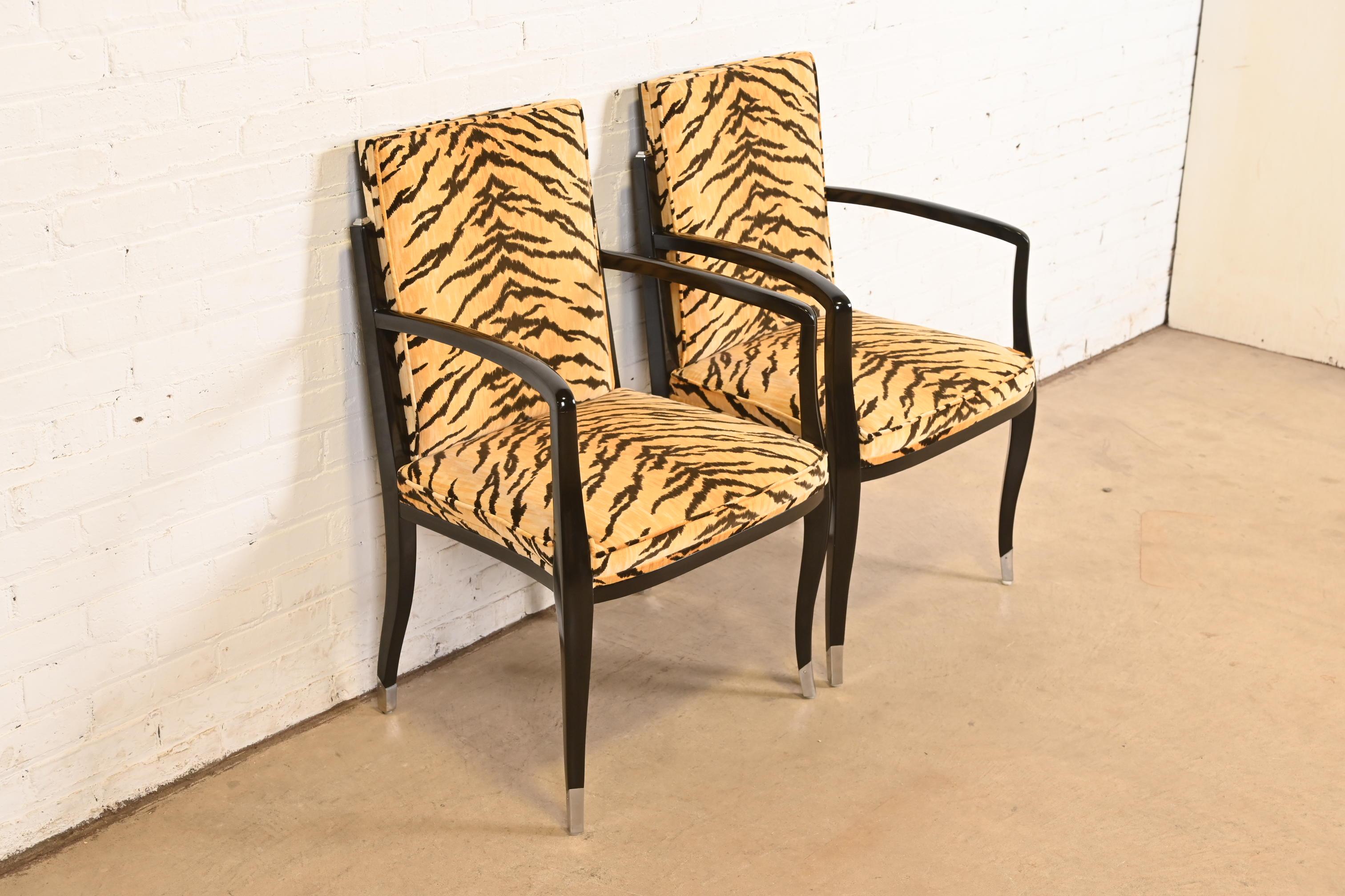 20ième siècle Paire de fauteuils Art déco français de style Émile-Jacques Ruhlmann en vente