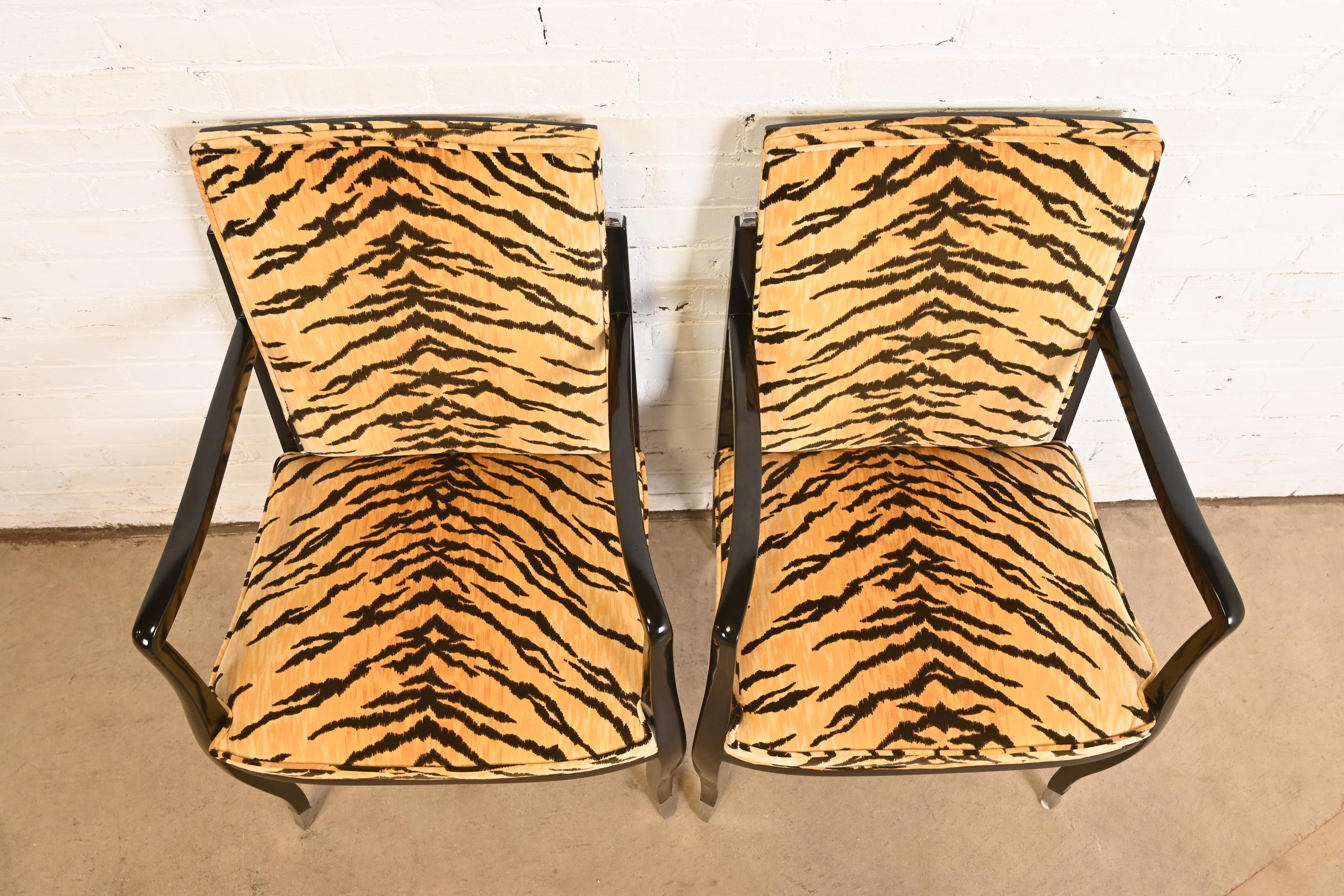 Tissu d'ameublement Paire de fauteuils Art déco français de style Émile-Jacques Ruhlmann en vente