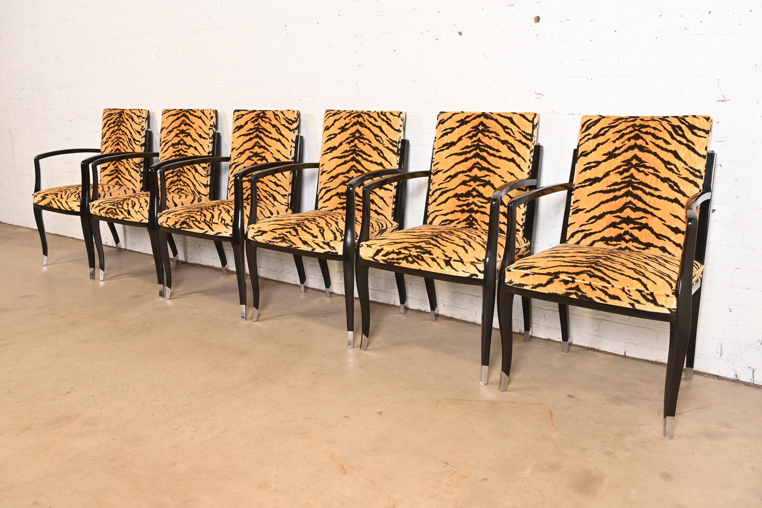 Exceptionnel ensemble de six fauteuils club ou fauteuils de salle à manger Art déco français

À la manière d'Émile-Jacques Ruhlmann

France, Vers la fin du 20e siècle

Cadres sculpturaux en acajou laqué noir, avec un magnifique revêtement imprimé