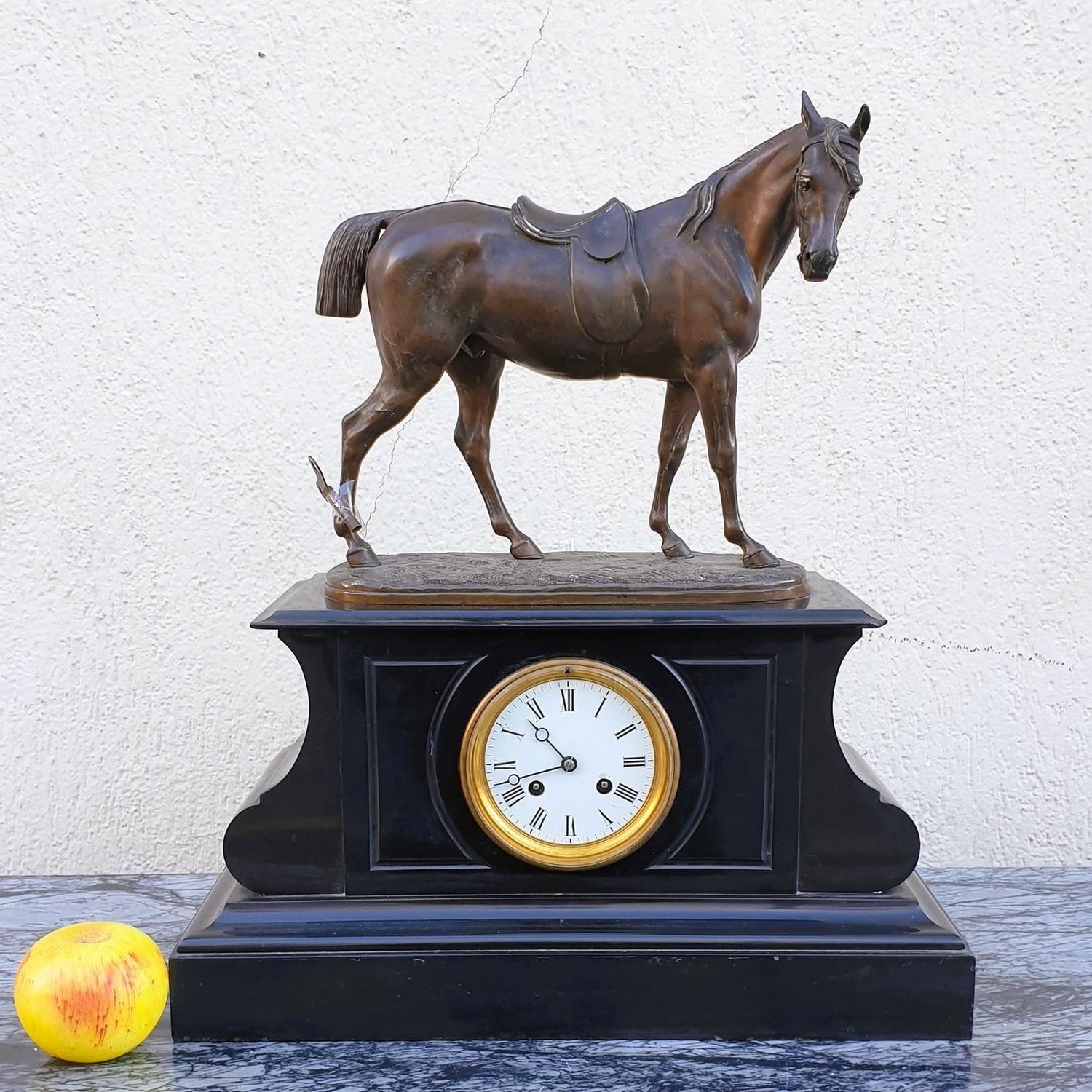Black marble clock, topped with a spelter horse with a brown bronze-style patina, signed Emile Loiseau

Some chips on the marble and on the keyhole on the enamelled dial - traces of use on the patina
Mechanics to be checked

Height 48.5 cm 43 x 17.5