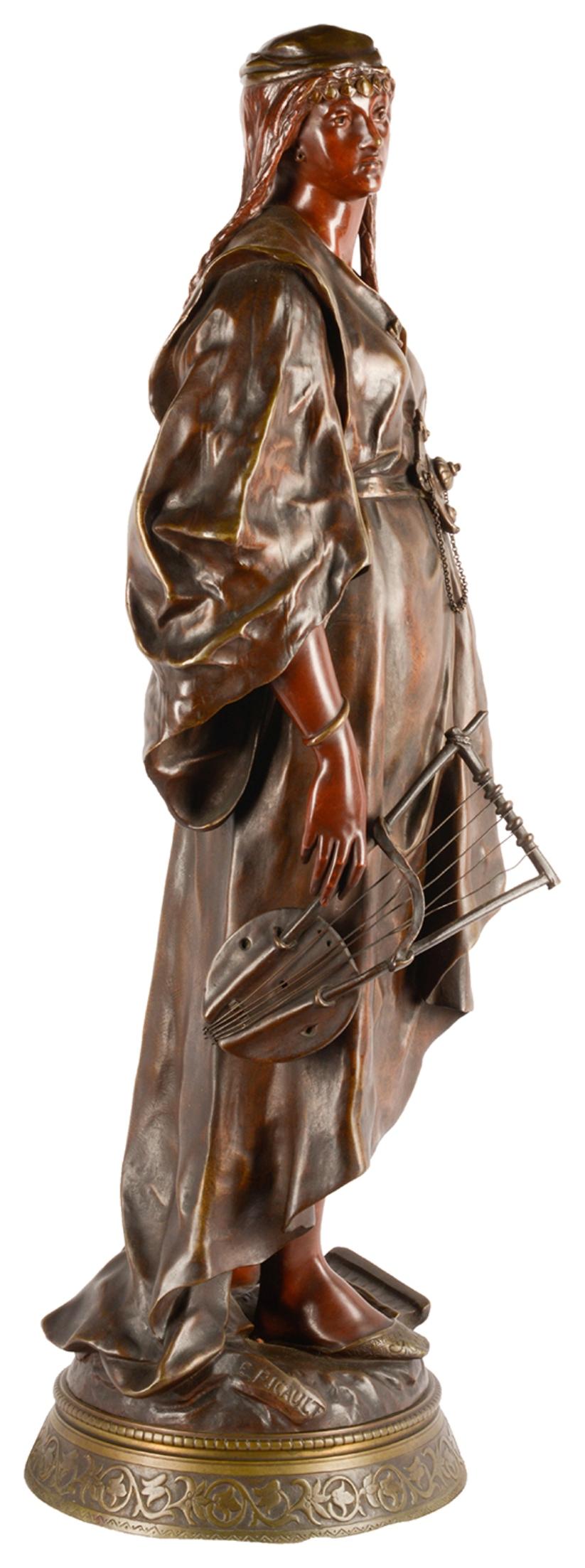 Emile-Louis Picault, grande figure de la reine Esther en bronze patiné de style oriental français, vers 1870.

Une figurine en bronze de belle qualité et au sujet rare représentant une jeune femme 