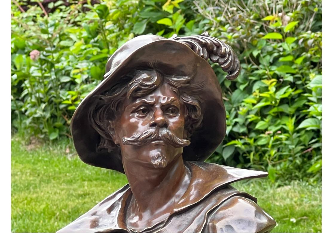 Buste en bronze de Salvator Rosa, peintre, poète et graveur baroque italien, connu pour ses paysages romantiques et ses peintures historiques.
Le buste en bronze bien coulé avec une belle patine brune profonde représente Salvator Rosa avec un