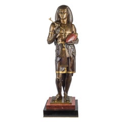 Figura in bronzo patinato e dorato diÉmile Louis Picault in stile revival egiziano