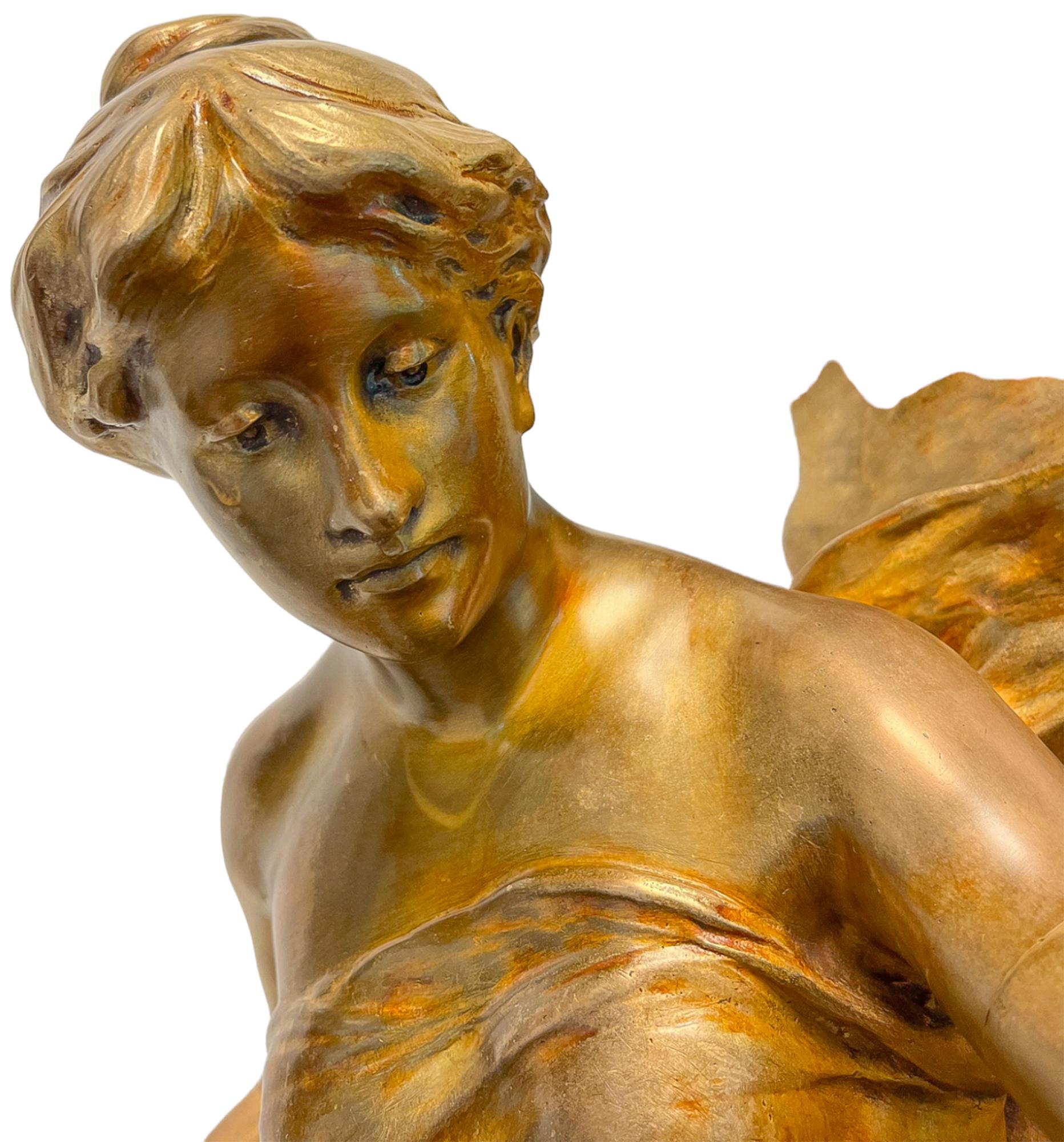 Cette statue féminine dorée 