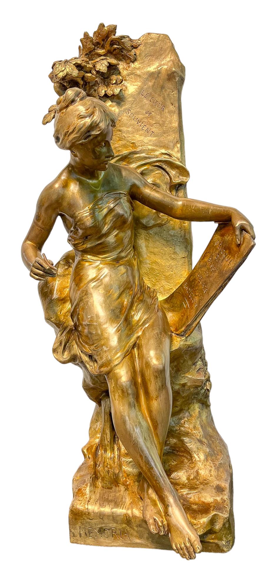 Statue figurative féminine « Memoria » en bronze patiné en vente 1