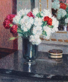 Bouquet de fleurs dans une timbale posée sur la cheminée