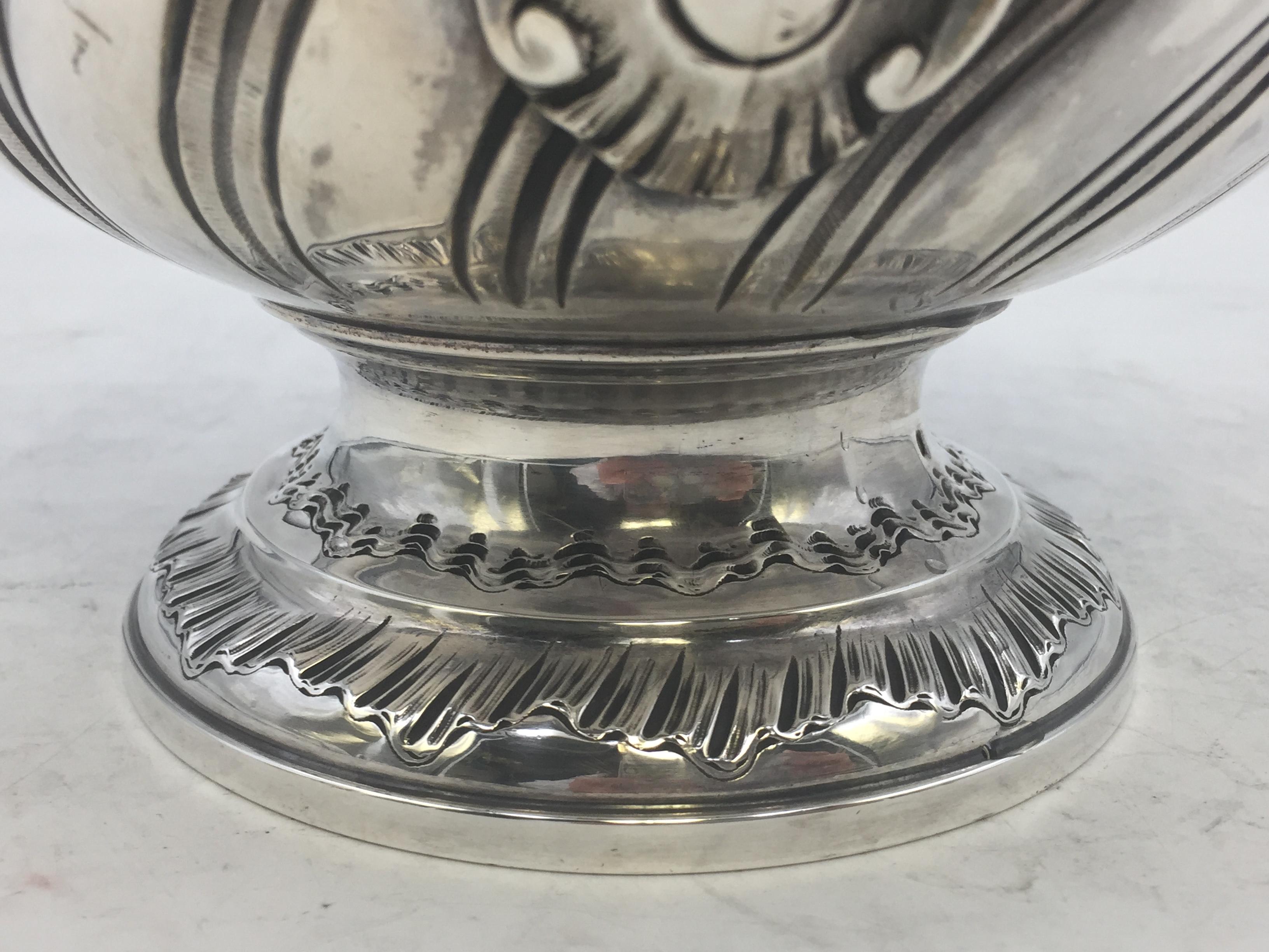 Jarra aguamanil francesa de plata de ley Emile Puiforcat con decoración en relieve Silver en venta