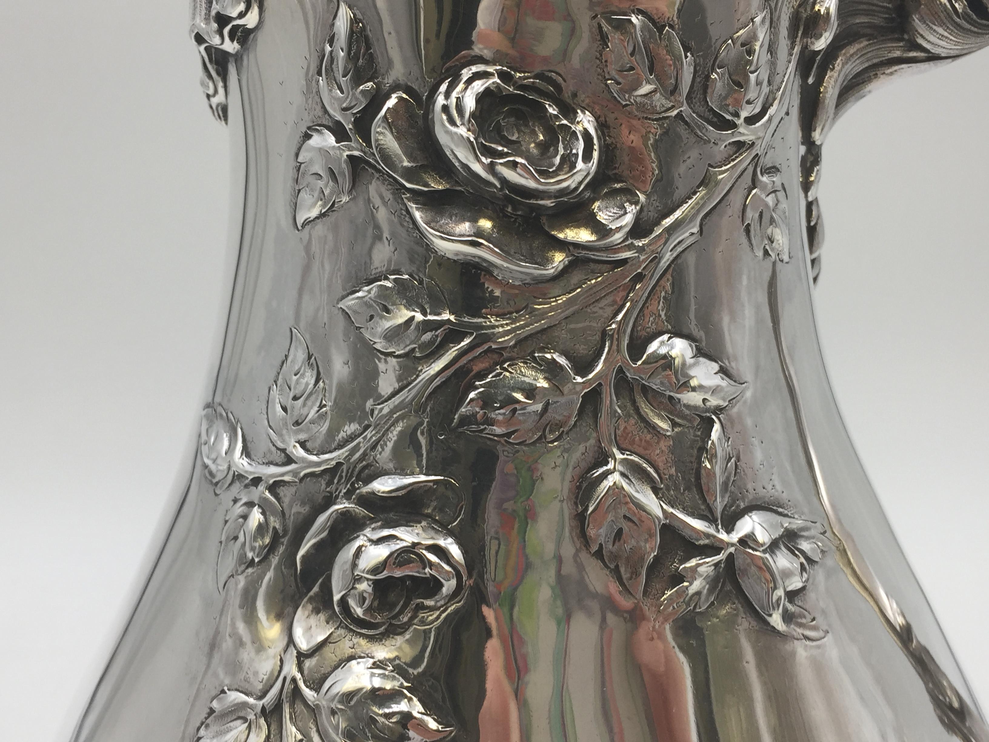Jarra aguamanil francesa de plata de ley Emile Puiforcat con decoración en relieve en venta 1
