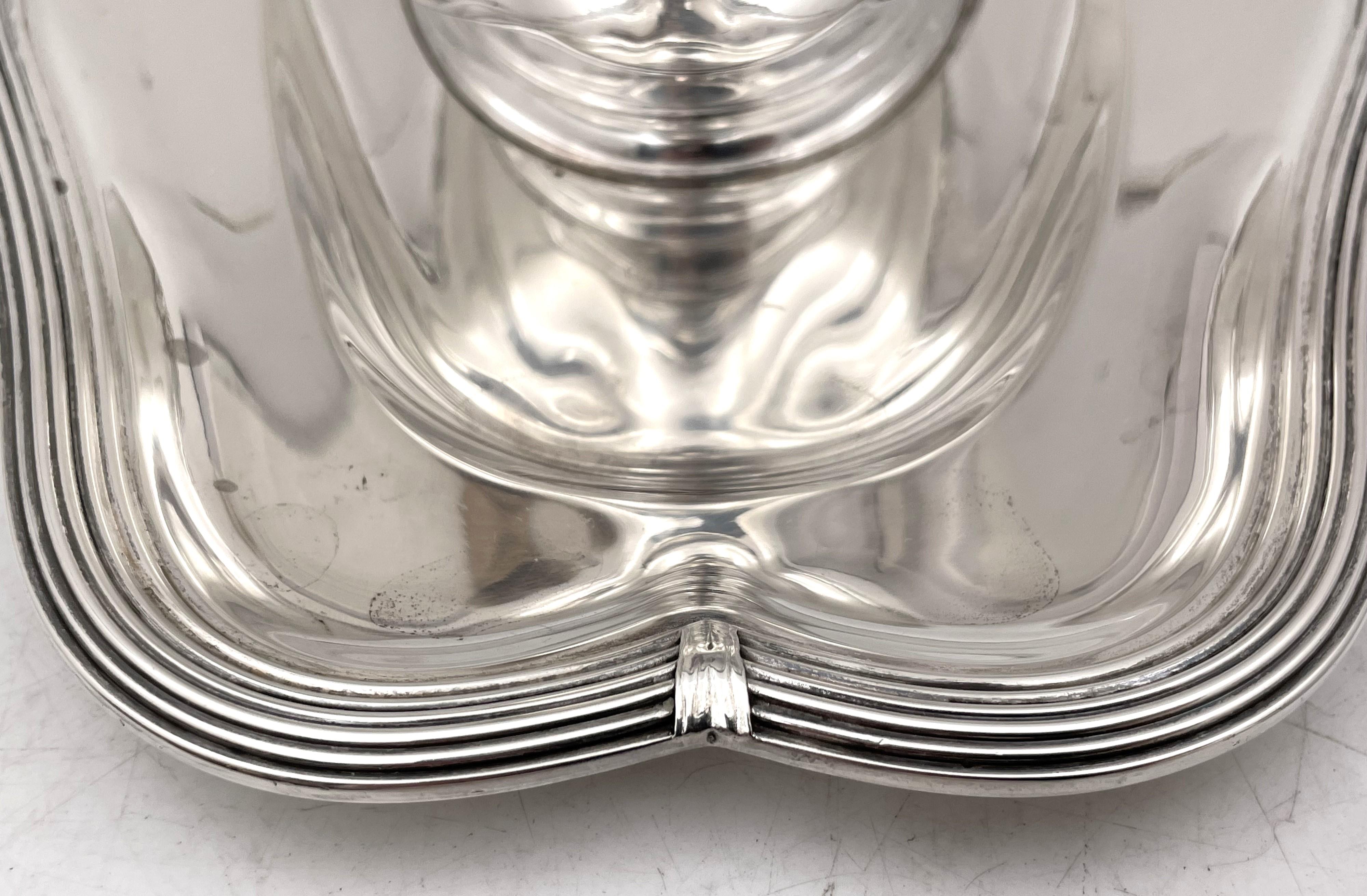 Emile Puiforcat, French 0.950 (higher purity than sterling) silver gravy sauce boat on an underplate, in Art Deco Style with an elegant, geometric design, the rims adorned with geometric, ribbon, and stylized natural motifs. The underplate measures