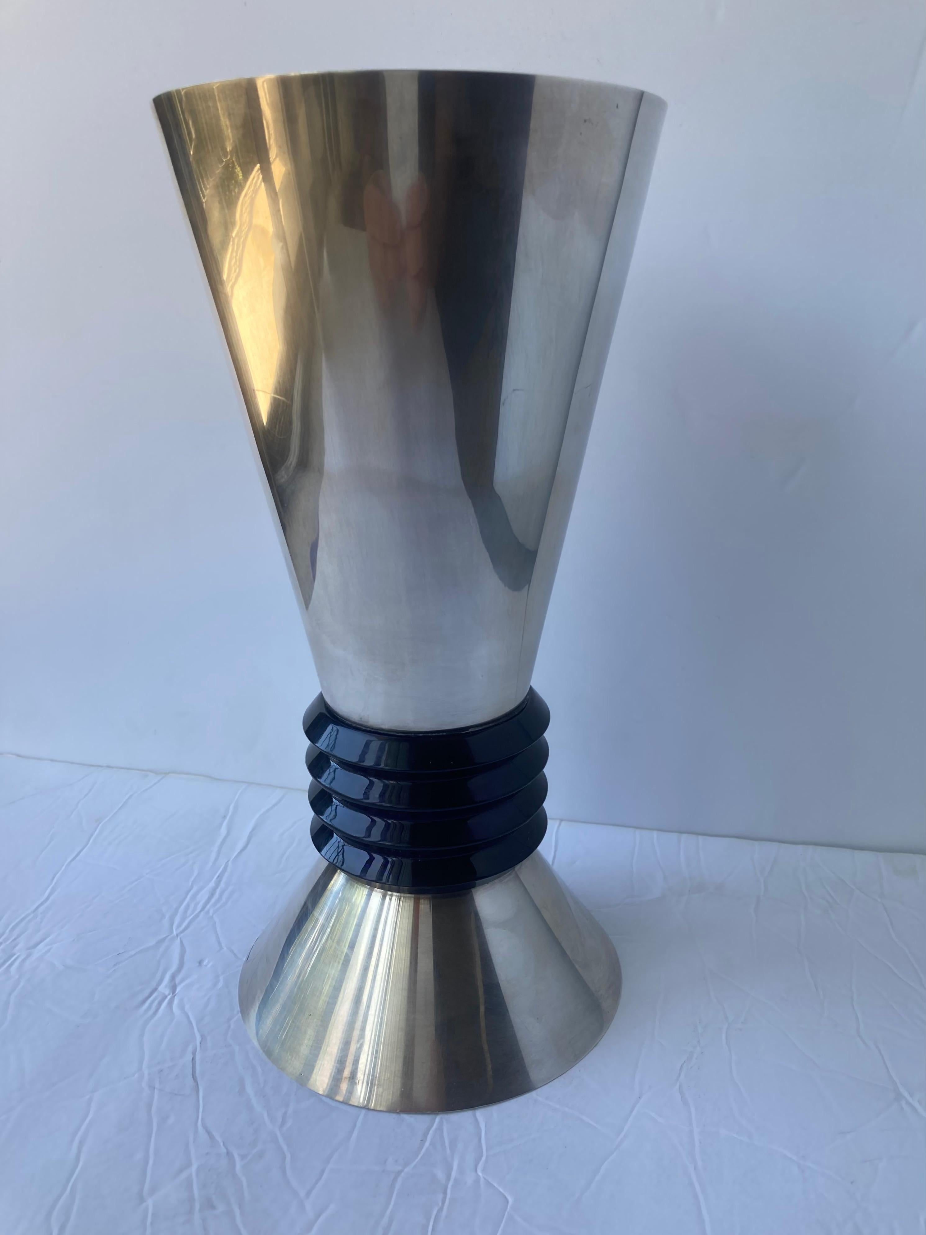 Moderne  Rare vase Priam d'Emile Puiforcat en métal argenté  Saint Louis Crystal bleu  en vente