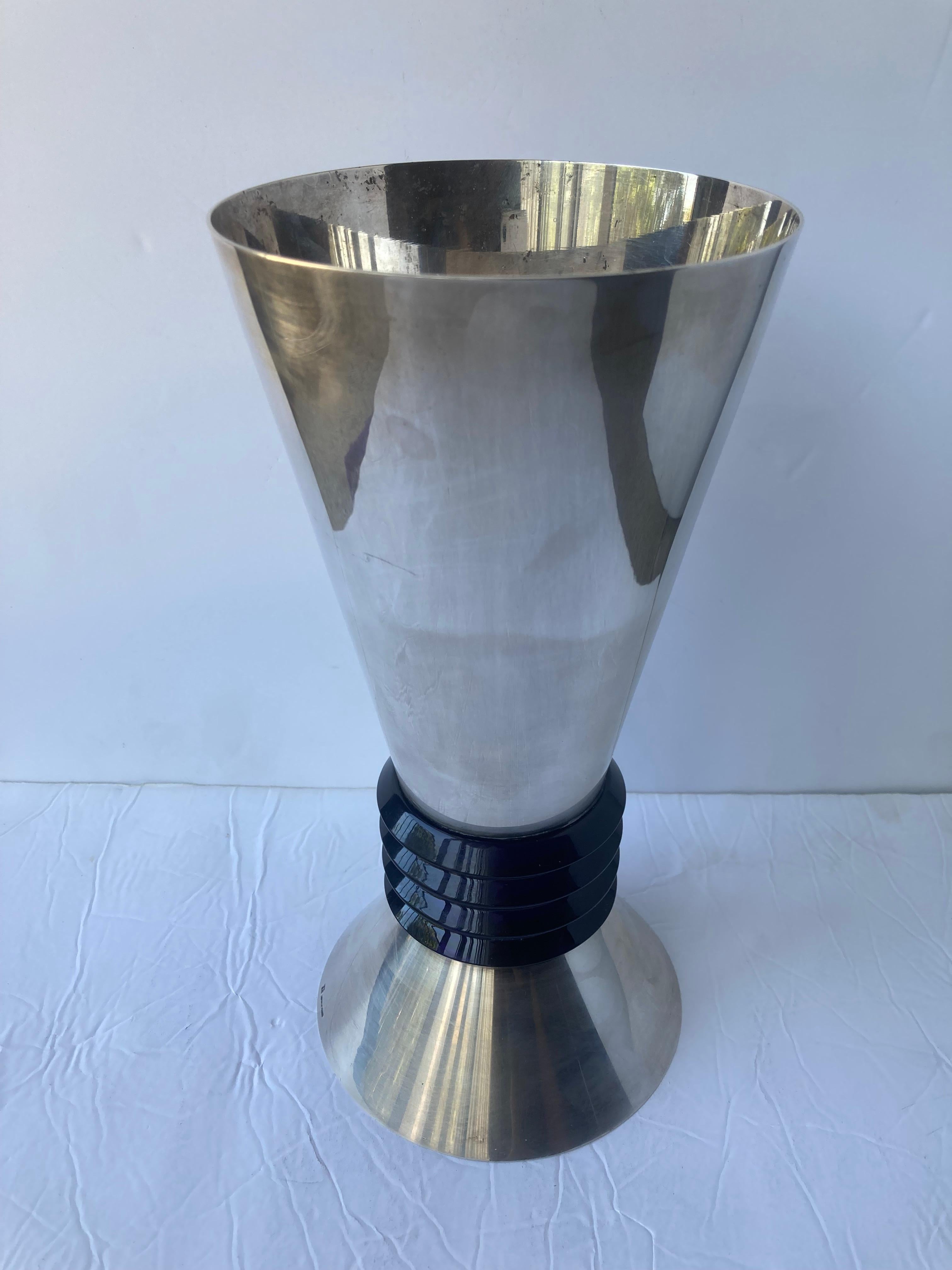 Ferronnerie  Rare vase Priam d'Emile Puiforcat en métal argenté  Saint Louis Crystal bleu  en vente
