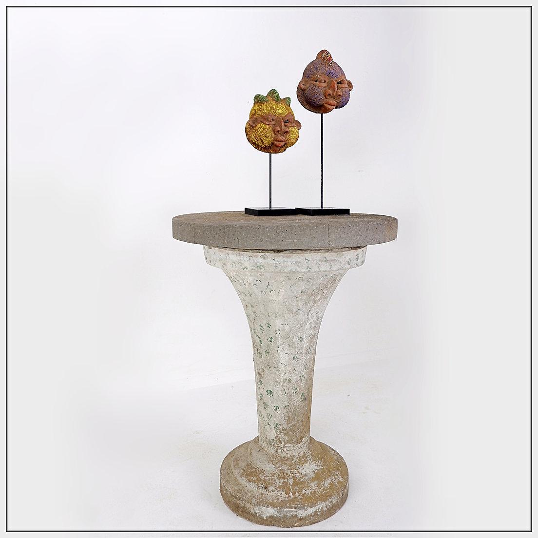 Table de jardin à piédestal en fonte à plateau rond - 1958
Décoration de jardin - Mid Century
Mesures : Ø60cm H:76,5
Usure correspondant à l'âge et à l'usage.