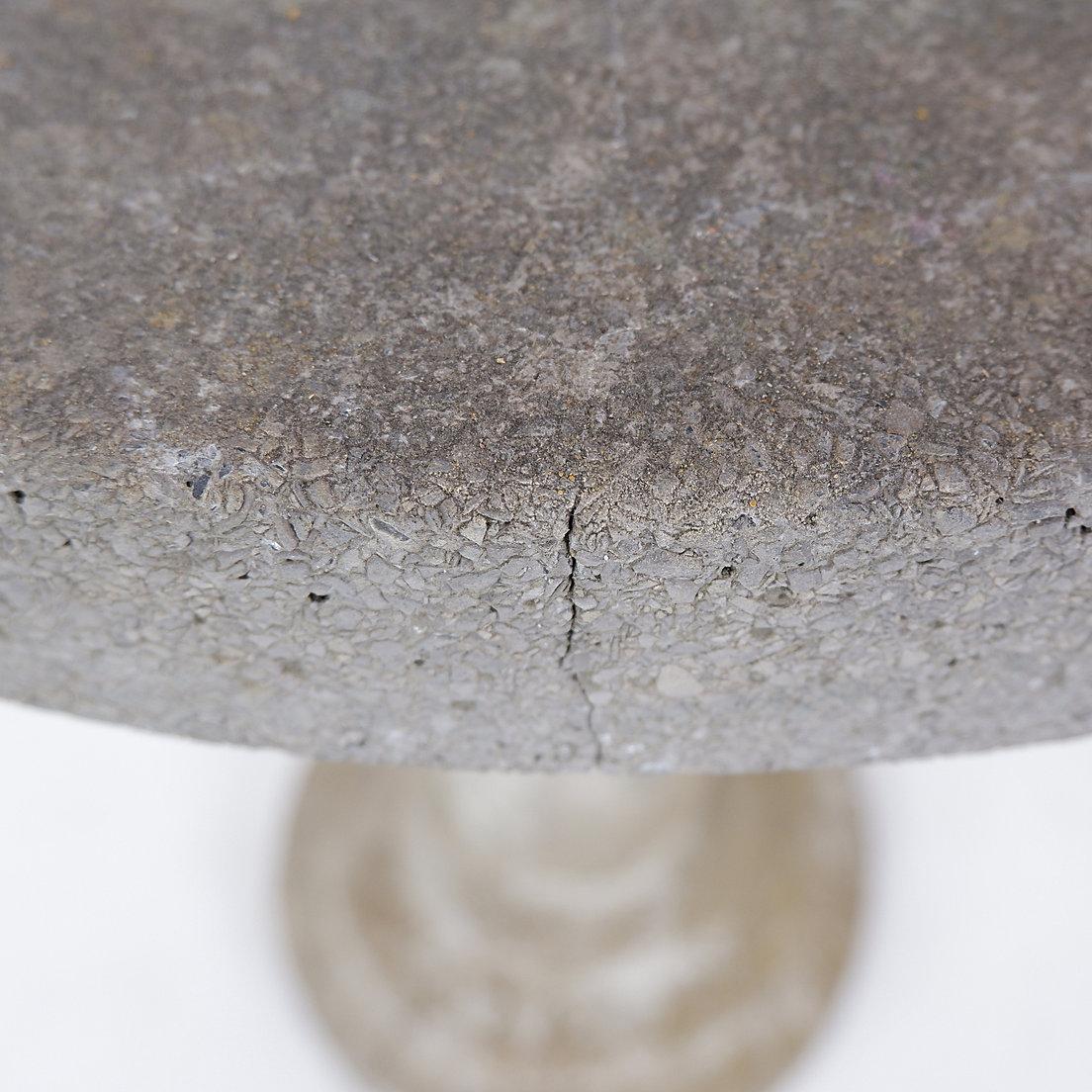 Brutalisme Table de jardin à piédestal rond en pierre moulée de style Emile Taugourdeau, 1958 en vente