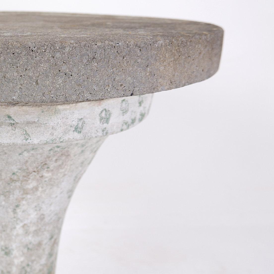 Pierre artificielle Table de jardin à piédestal rond en pierre moulée de style Emile Taugourdeau, 1958 en vente