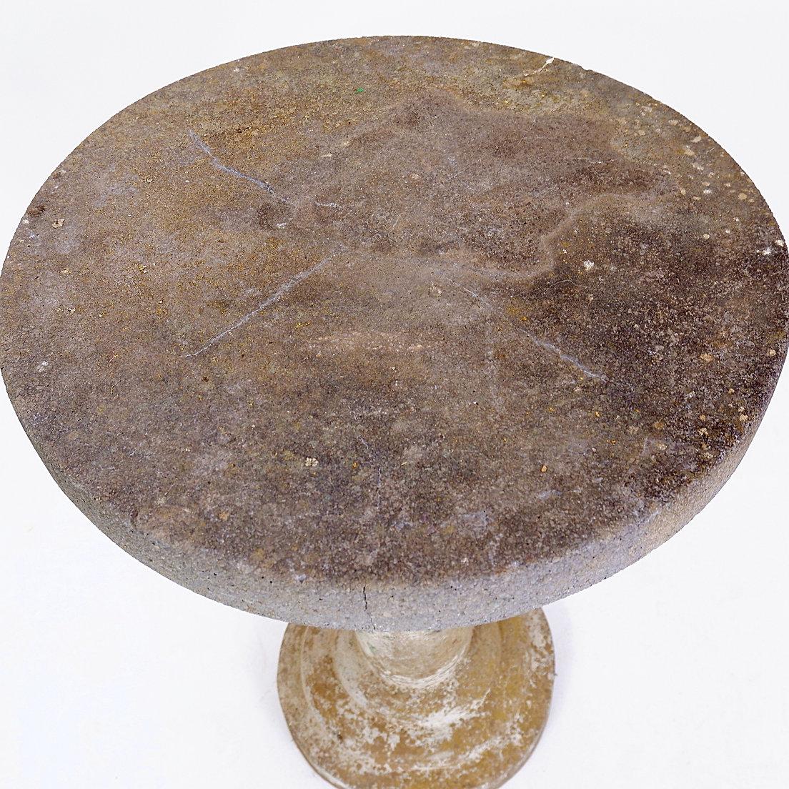 Table de jardin à piédestal rond en pierre moulée de style Emile Taugourdeau, 1958 en vente 3