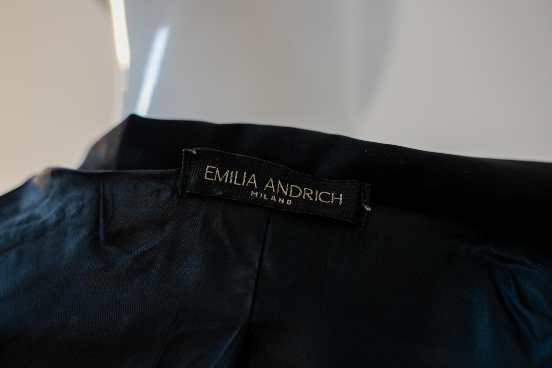 Irresistible double-breasted black trench coat by Emilia Andrich from the 2000s, made in Italy. ORIGINAL LABEL.
The trench coat is totally made of black cotton, with a collar with a long and deep list cut, which connects to the central part of the