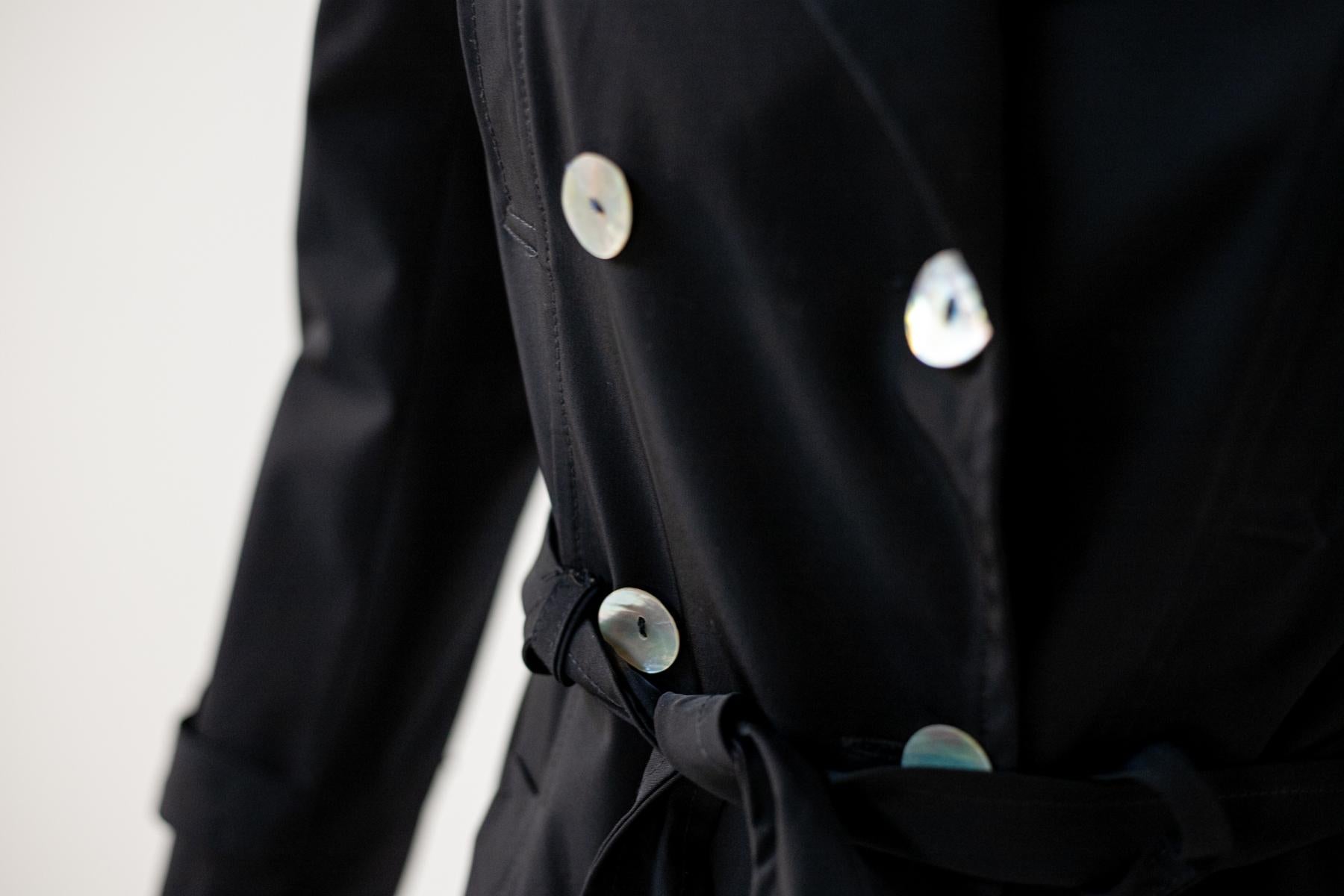 Emilia Andrich - Imperméable noir glamour avec ceinture Pour femmes en vente
