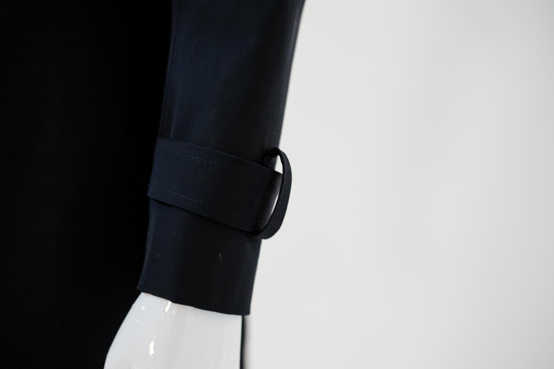 Emilia Andrich - Imperméable noir glamour avec ceinture en vente 1