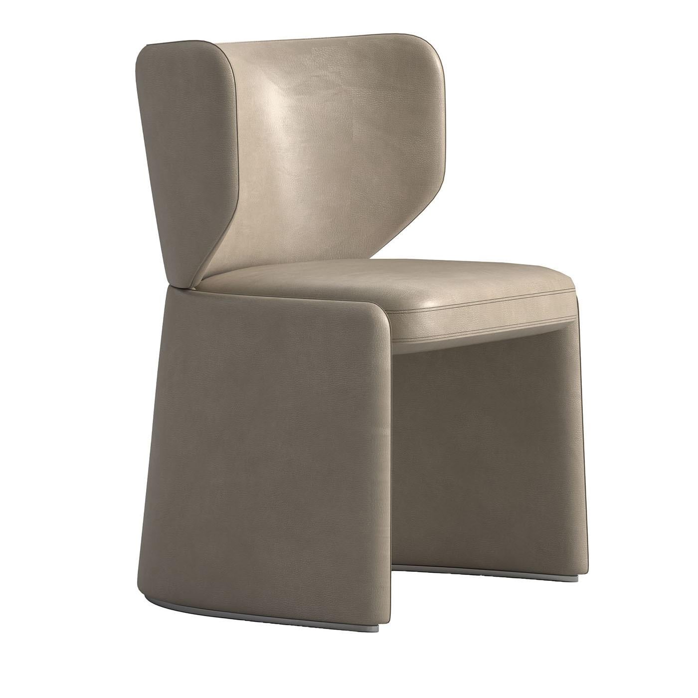 La silla tiene una base metálica y está tapizada en piel de primera calidad. Su diseño elegante y sus materiales de alta calidad la convierten en una elección perfecta para interiores modernos, ya que ofrece elegancia y comodidad.