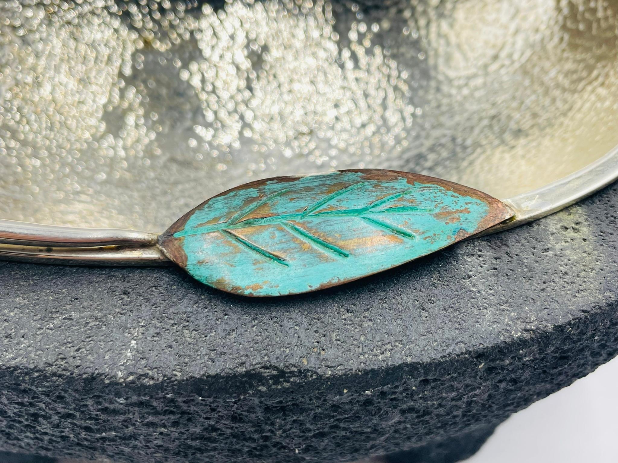 Emilia Castillo Kakadu-Silberschale mit Sockel aus Vulkangestein, 1980er Jahre im Angebot 5