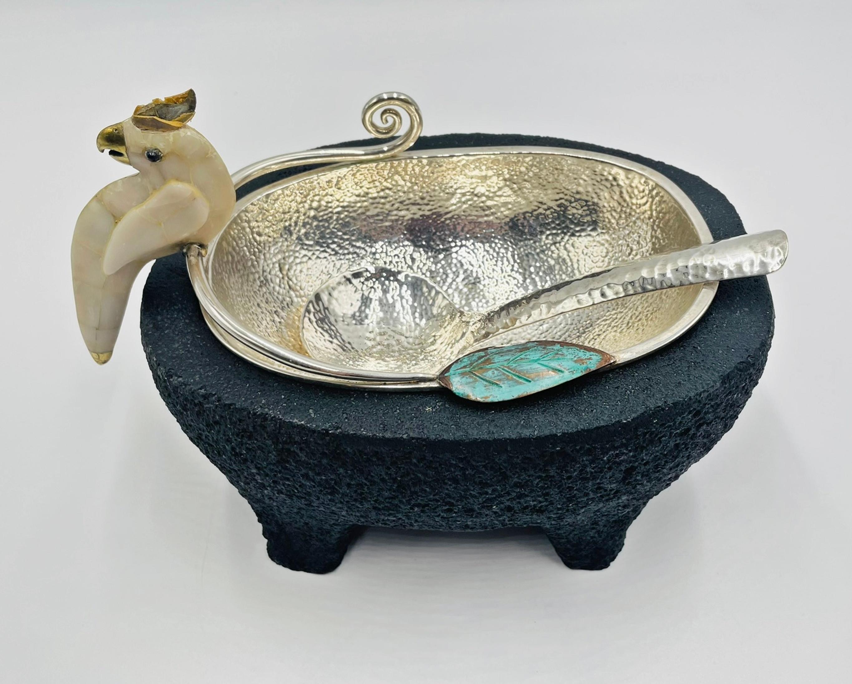 Eine skurrile und skulpturale versilberte Servierschale mit Sockel aus Vulkangestein, entworfen und handgefertigt von Emilia Castillo in Taxco, Mexiko, Mitte der 1980er Jahre. Dieses auffällige Stück aus gemischten Materialien verkörpert Castillos