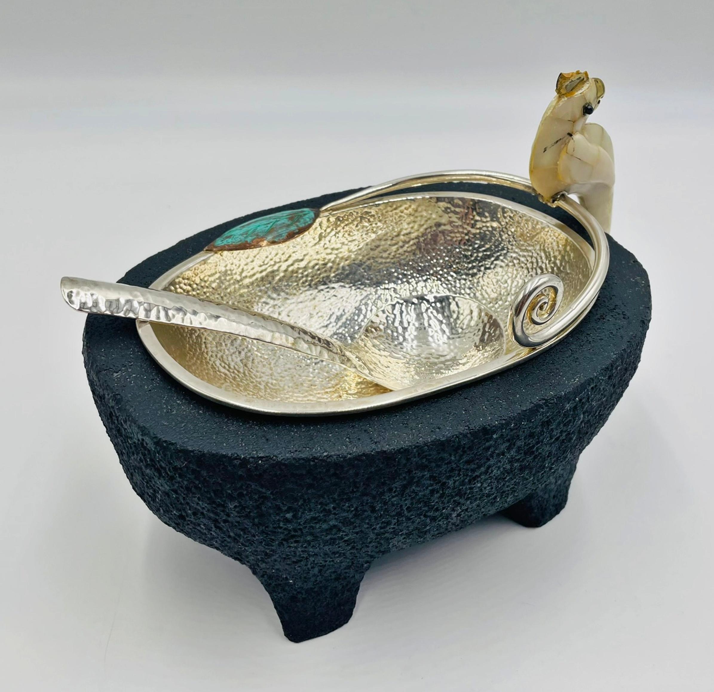 Emilia Castillo Kakadu-Silberschale mit Sockel aus Vulkangestein, 1980er Jahre (Mexikanisch) im Angebot