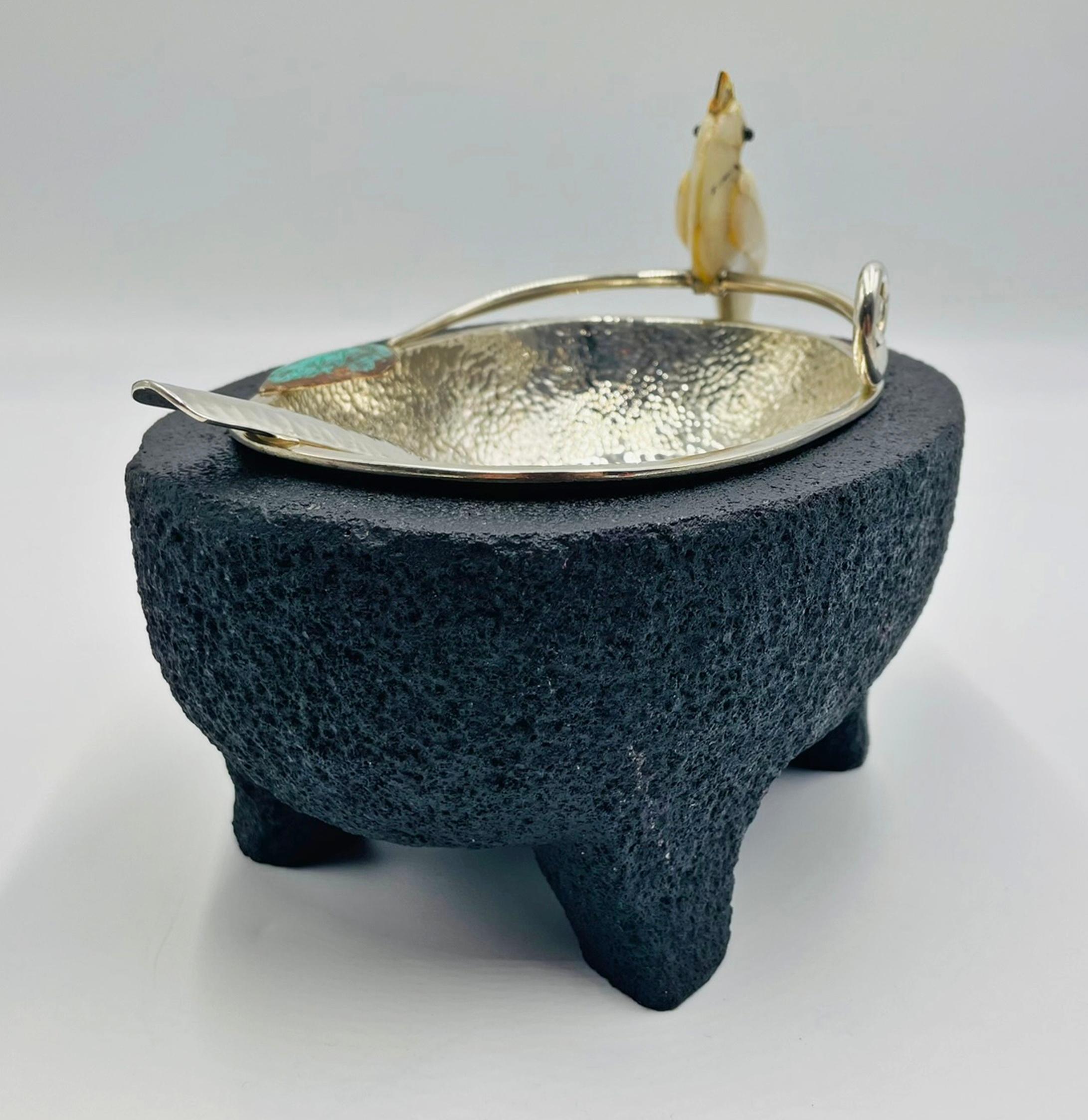 Emilia Castillo Kakadu-Silberschale mit Sockel aus Vulkangestein, 1980er Jahre (Handgefertigt) im Angebot