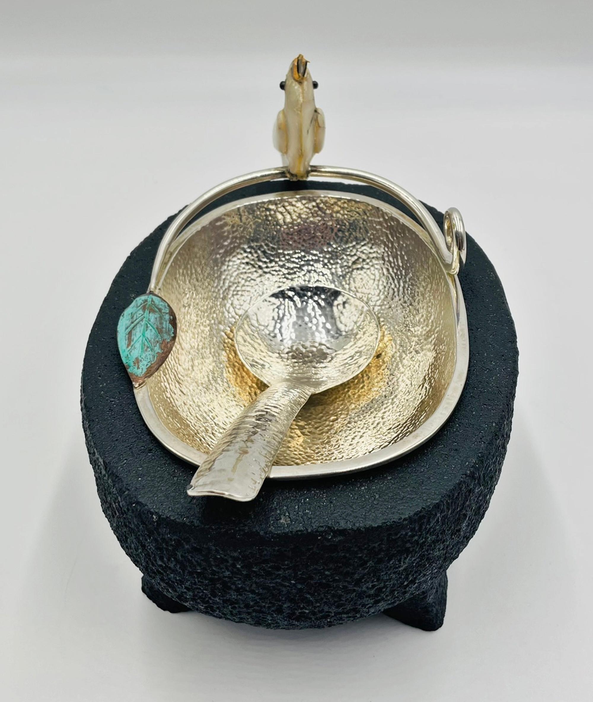 Emilia Castillo Kakadu-Silberschale mit Sockel aus Vulkangestein, 1980er Jahre im Zustand „Relativ gut“ im Angebot in Los Angeles, CA