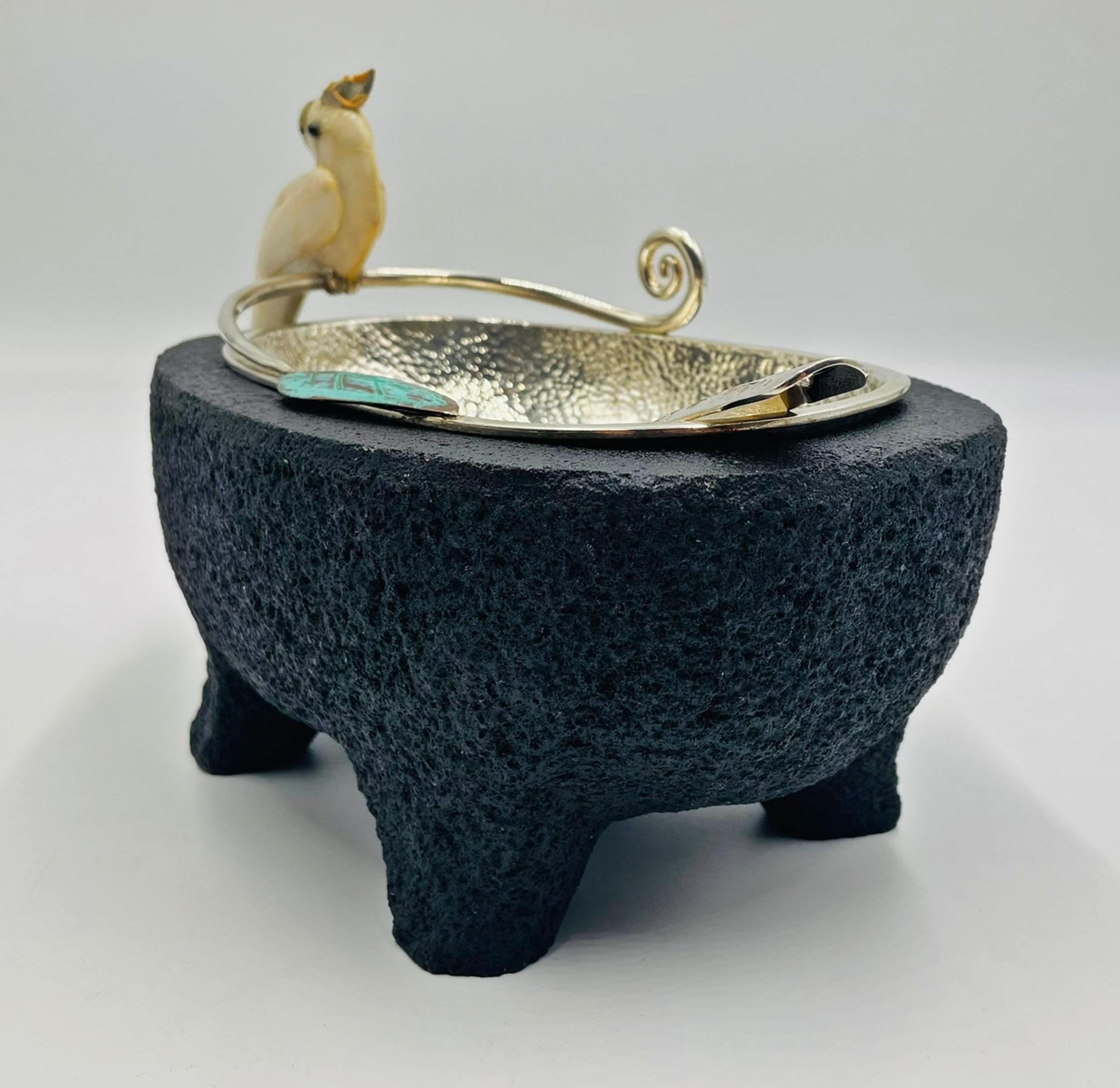 Emilia Castillo Kakadu-Silberschale mit Sockel aus Vulkangestein, 1980er Jahre (Ende des 20. Jahrhunderts) im Angebot
