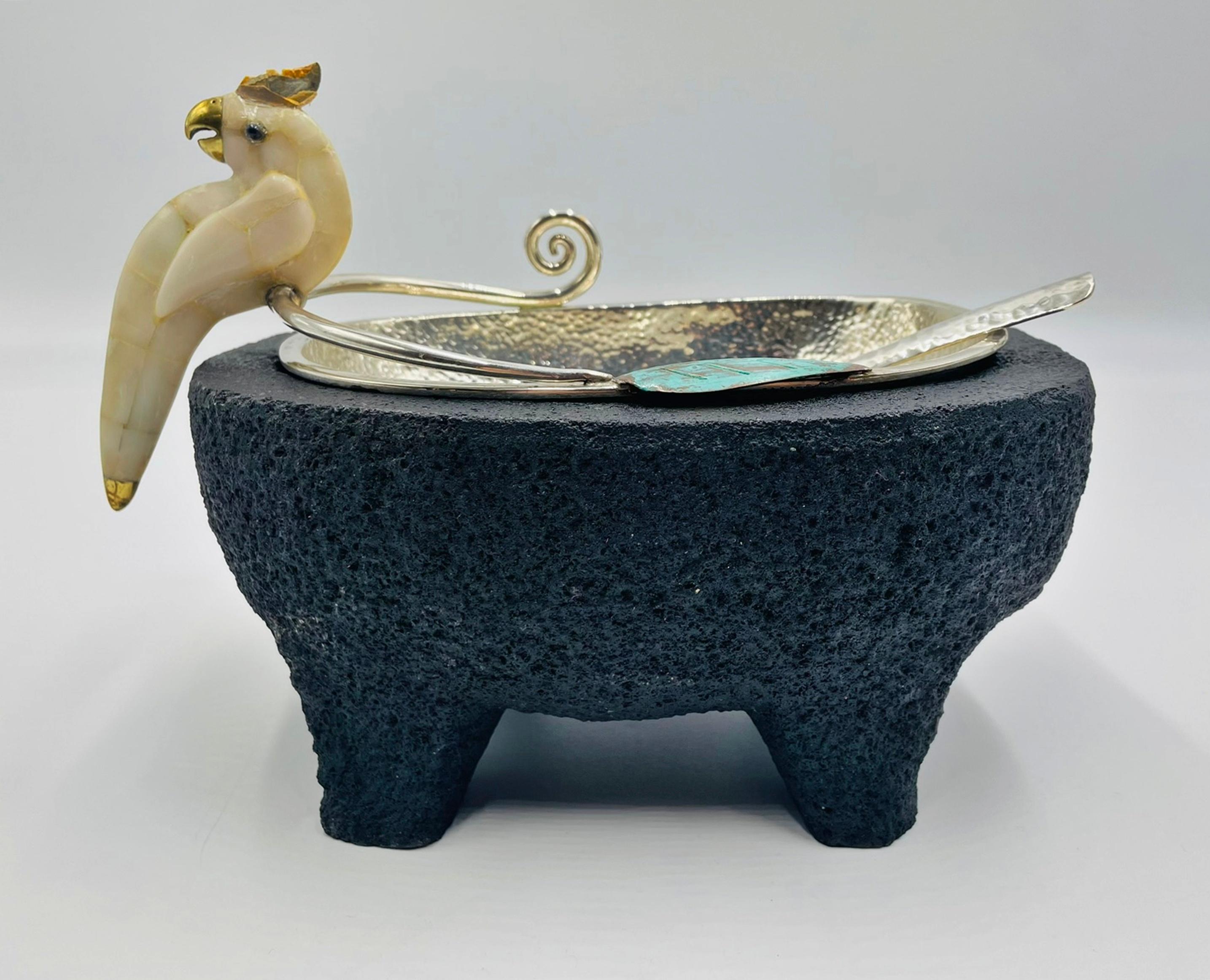 Emilia Castillo Kakadu-Silberschale mit Sockel aus Vulkangestein, 1980er Jahre (Versilberung) im Angebot