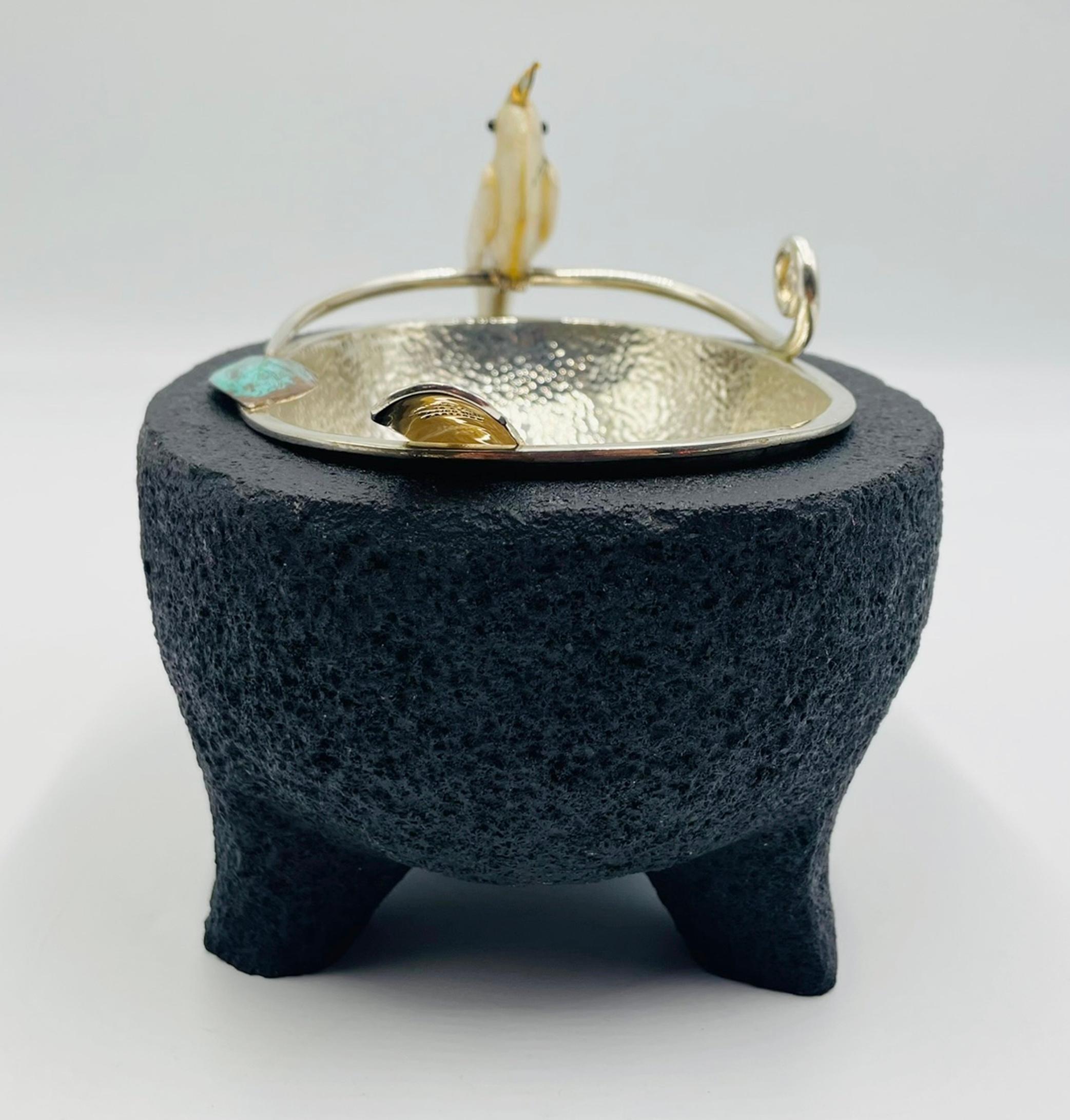 Emilia Castillo Kakadu-Silberschale mit Sockel aus Vulkangestein, 1980er Jahre im Angebot 1