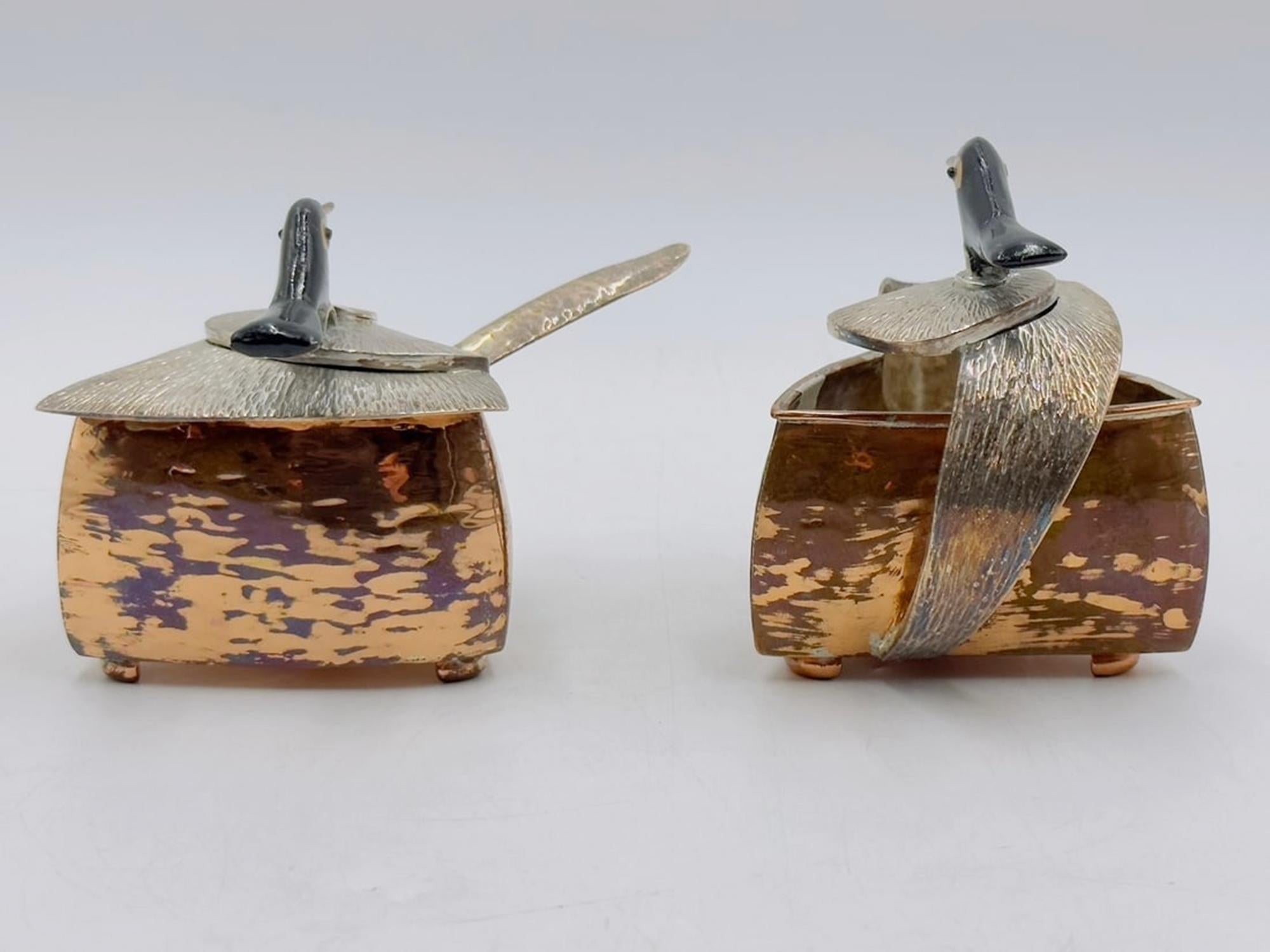 Un estroso e da collezione set di lattiere e zuccheriere in rame e argento con cucchiaio abbinato, disegnato e realizzato a mano da Emilia Castillo a Taxco, Guerrero, Messico. Ogni vaso scultoreo presenta le iconiche superfici metalliche martellate