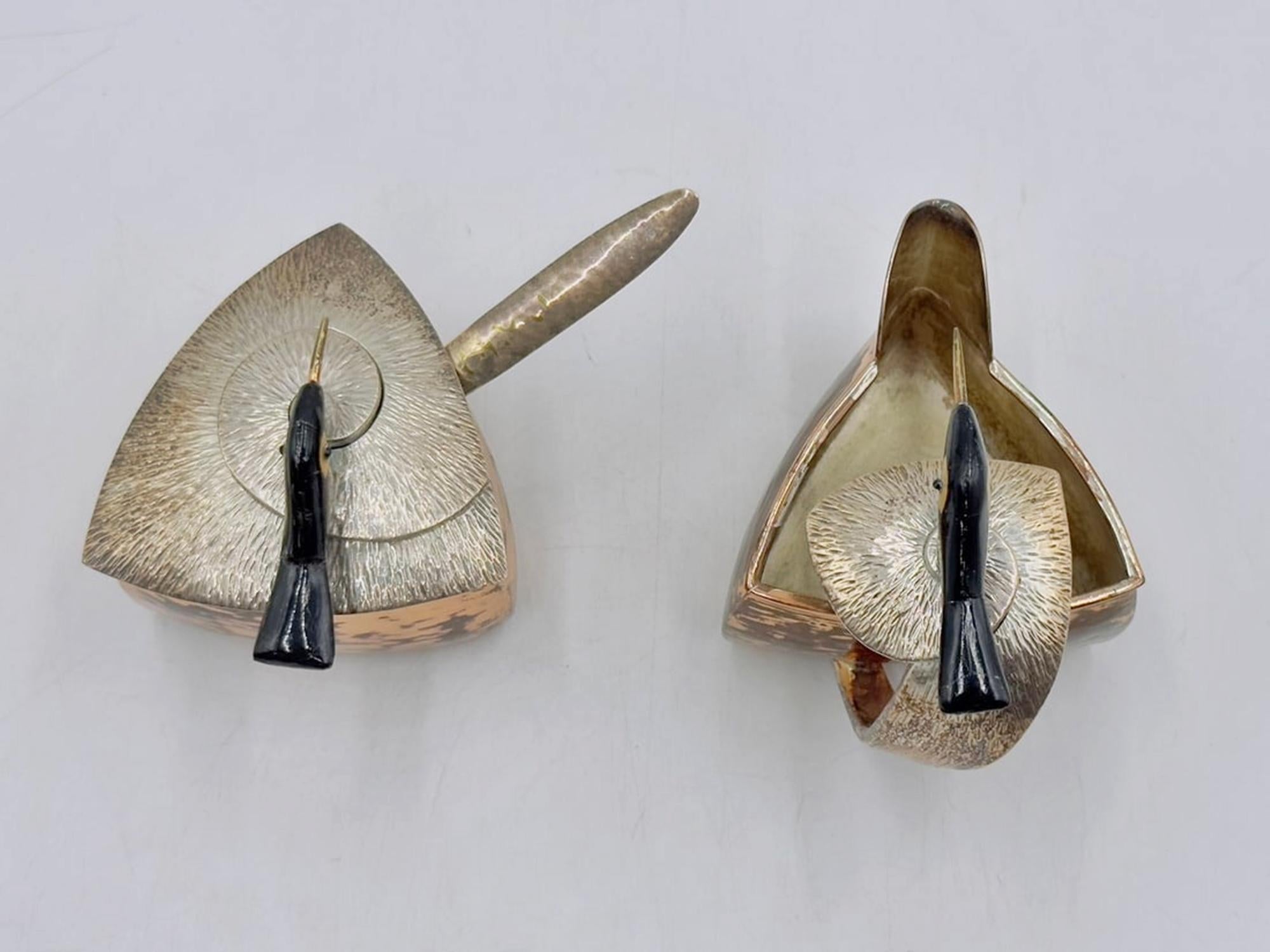 Fatto a mano Set di lattiere e zuccheri in rame e argento di Emilia Castillo con sculture di uccelli, Messico in vendita