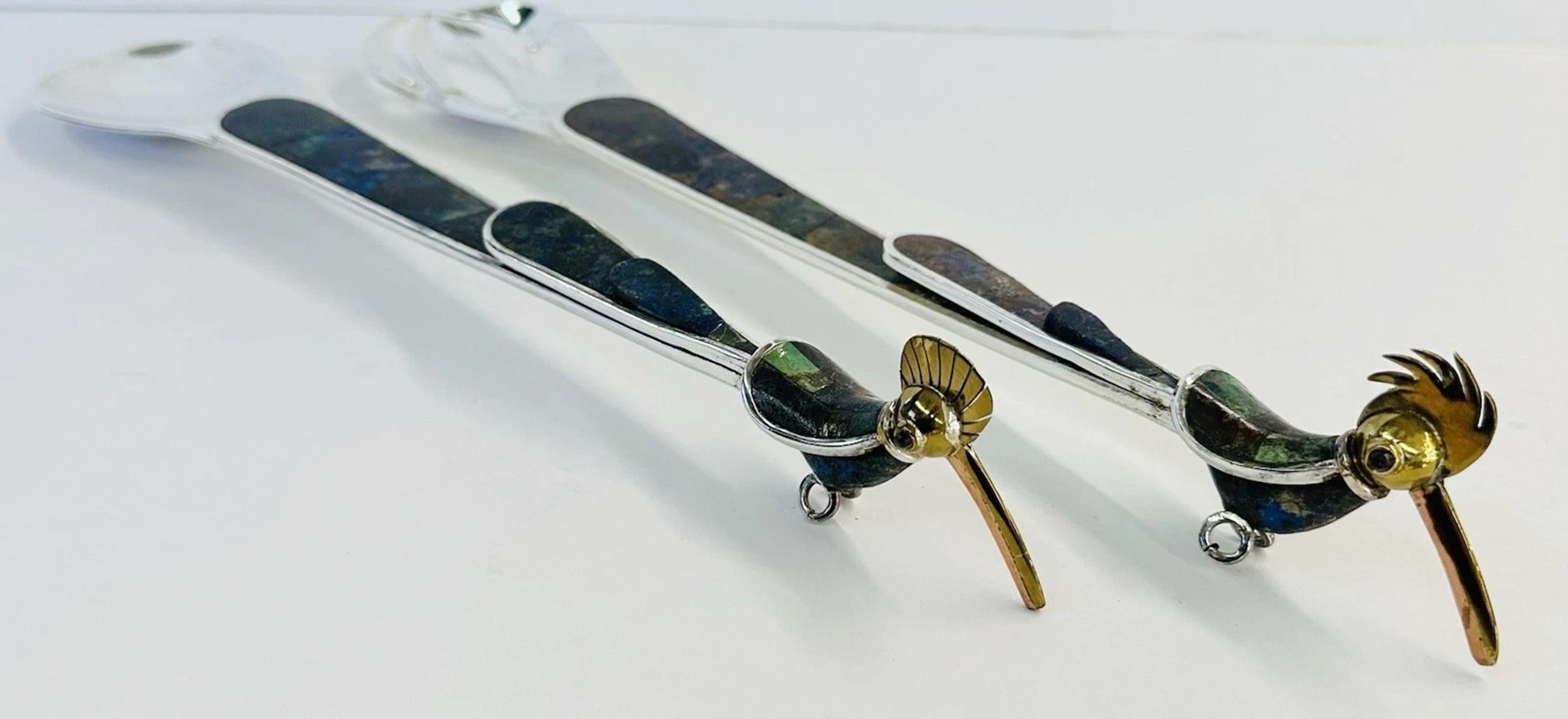 Hier wird ein seltenes und außergewöhnliches Paar Kolibri-Servierutensilien präsentiert, das von Emilia Castillo für die international bekannte Werkstatt Los Castillo in Taxco, Mexiko, entworfen wurde. Dieses skulpturale Set ist ein Beispiel für die