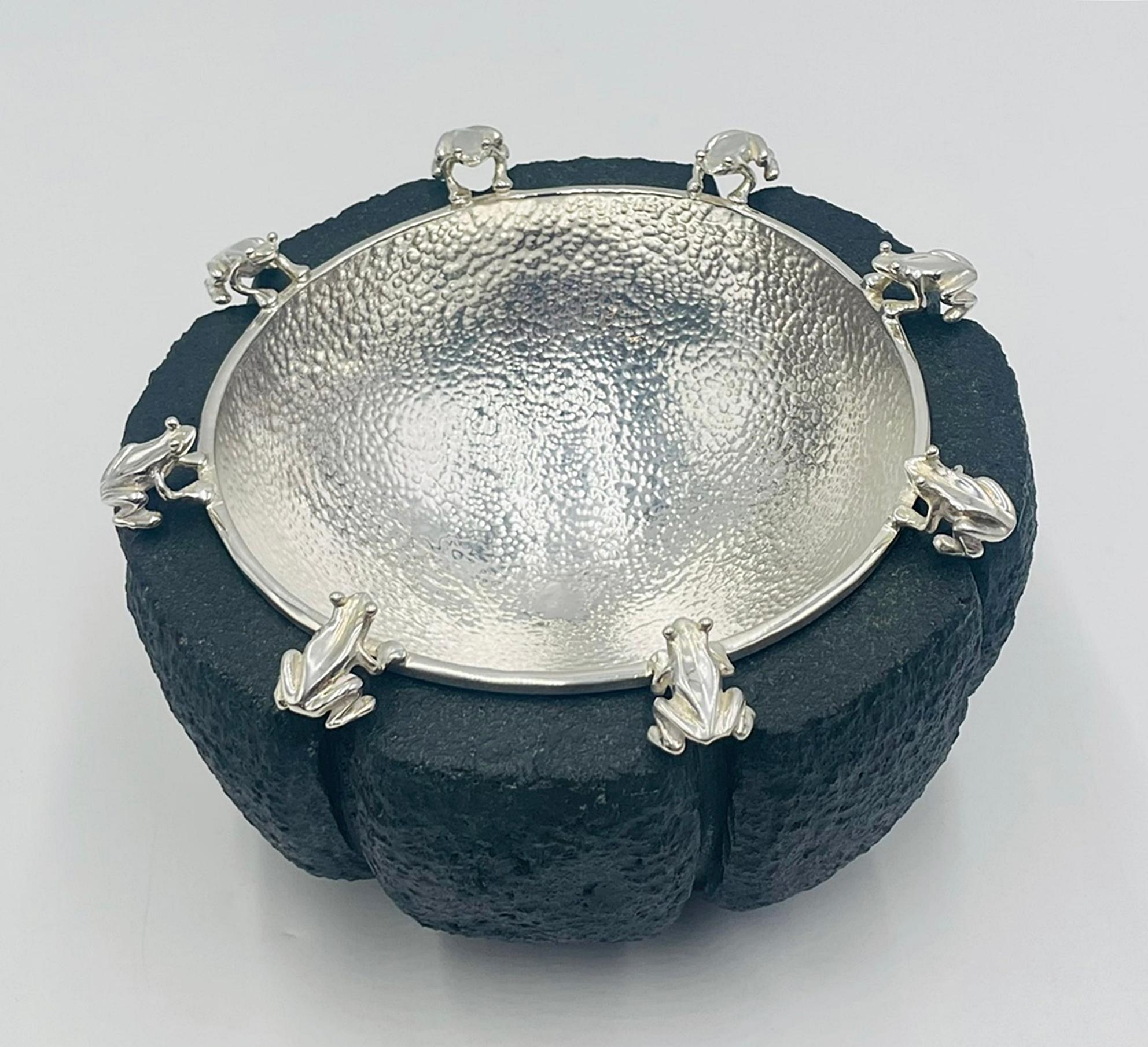 Emilia Castillo Schale aus Silber mit Froschmotiv auf Sockel aus Vulkangestein, mexikanische Moderne (Mexikanisch) im Angebot